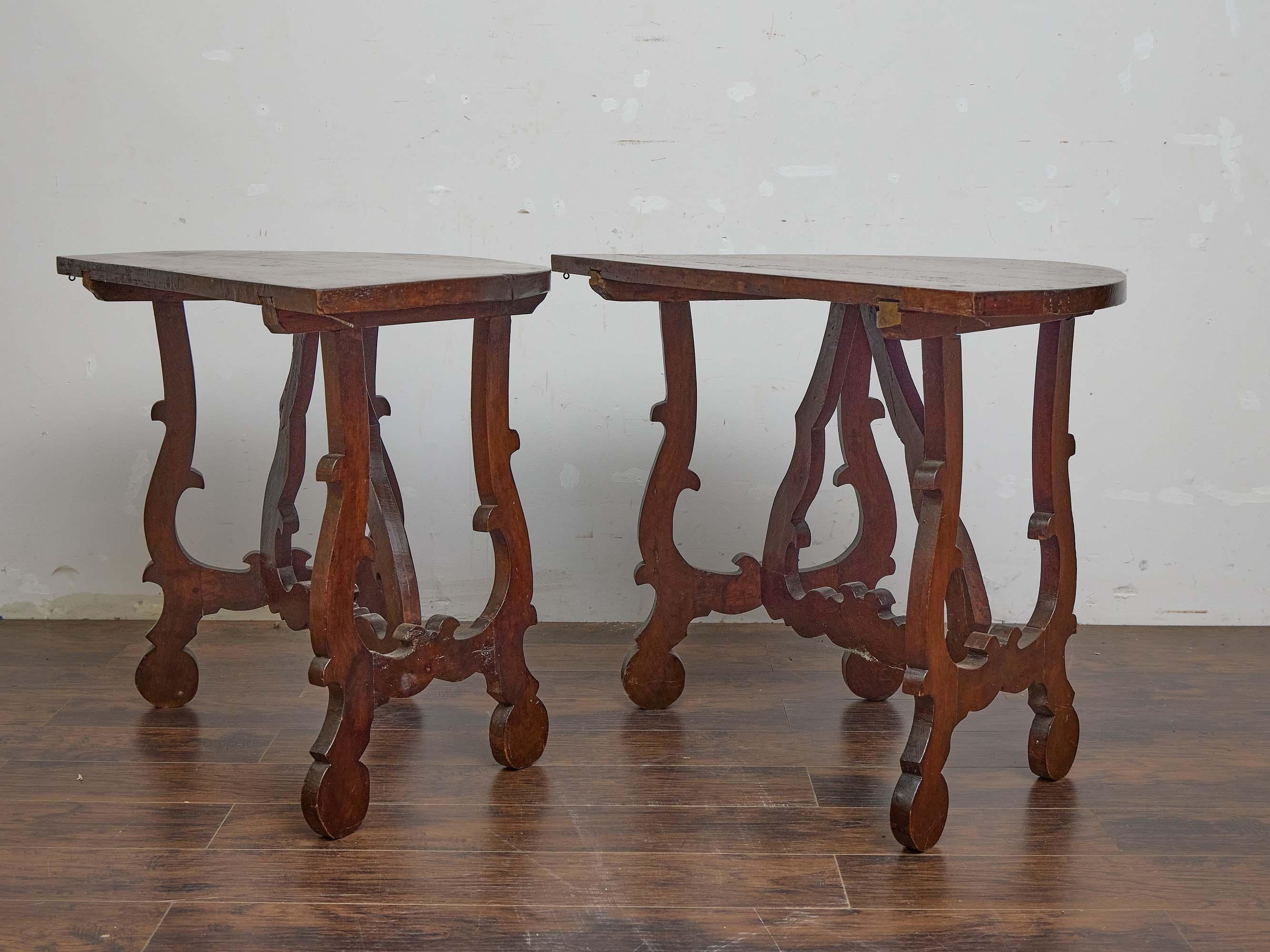 Paar italienische Demi-Lune-Konsolentische im Barockstil aus Nussbaum, um 1800 im Zustand „Gut“ im Angebot in Atlanta, GA