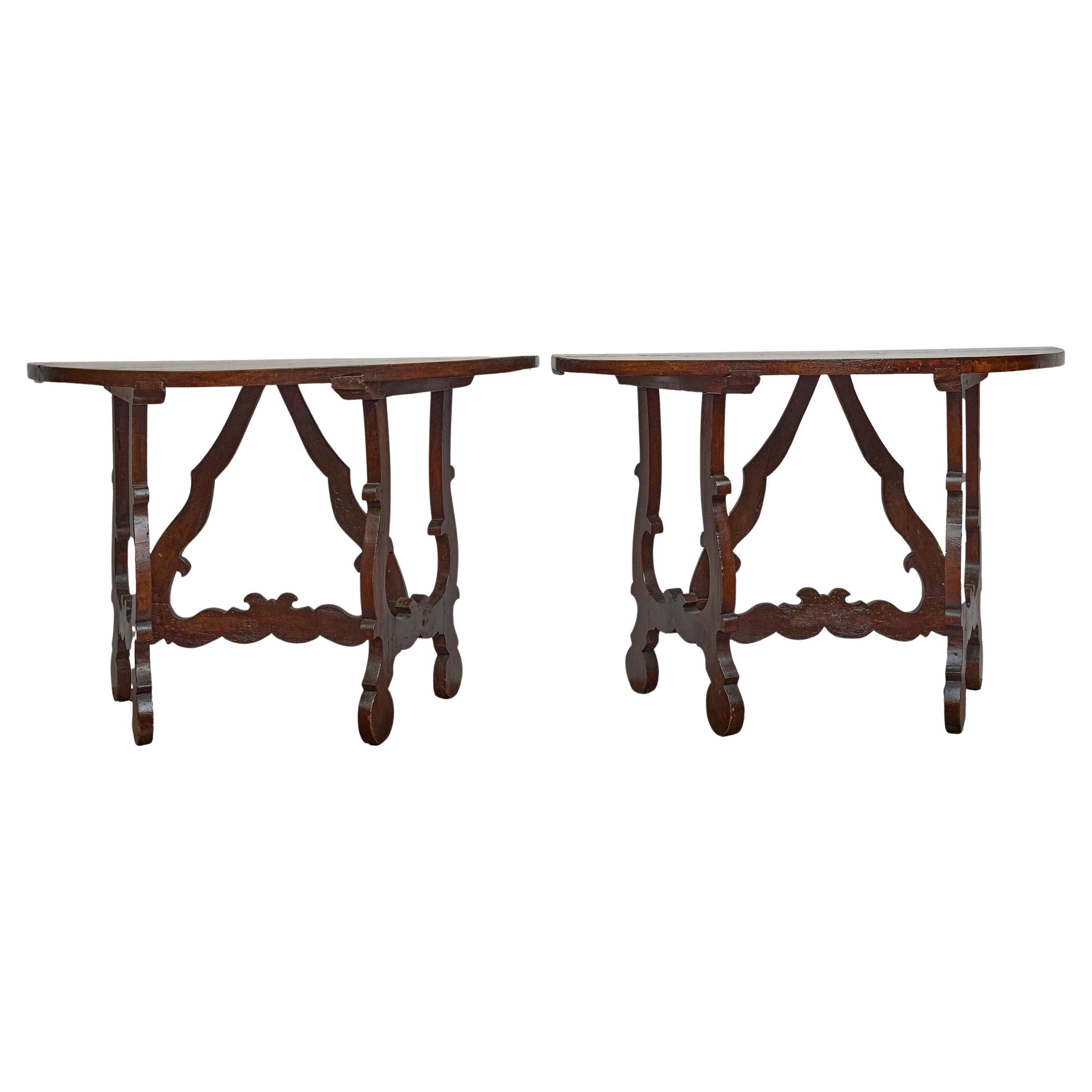 Paar italienische Demi-Lune-Konsolentische im Barockstil aus Nussbaum, um 1800 im Angebot