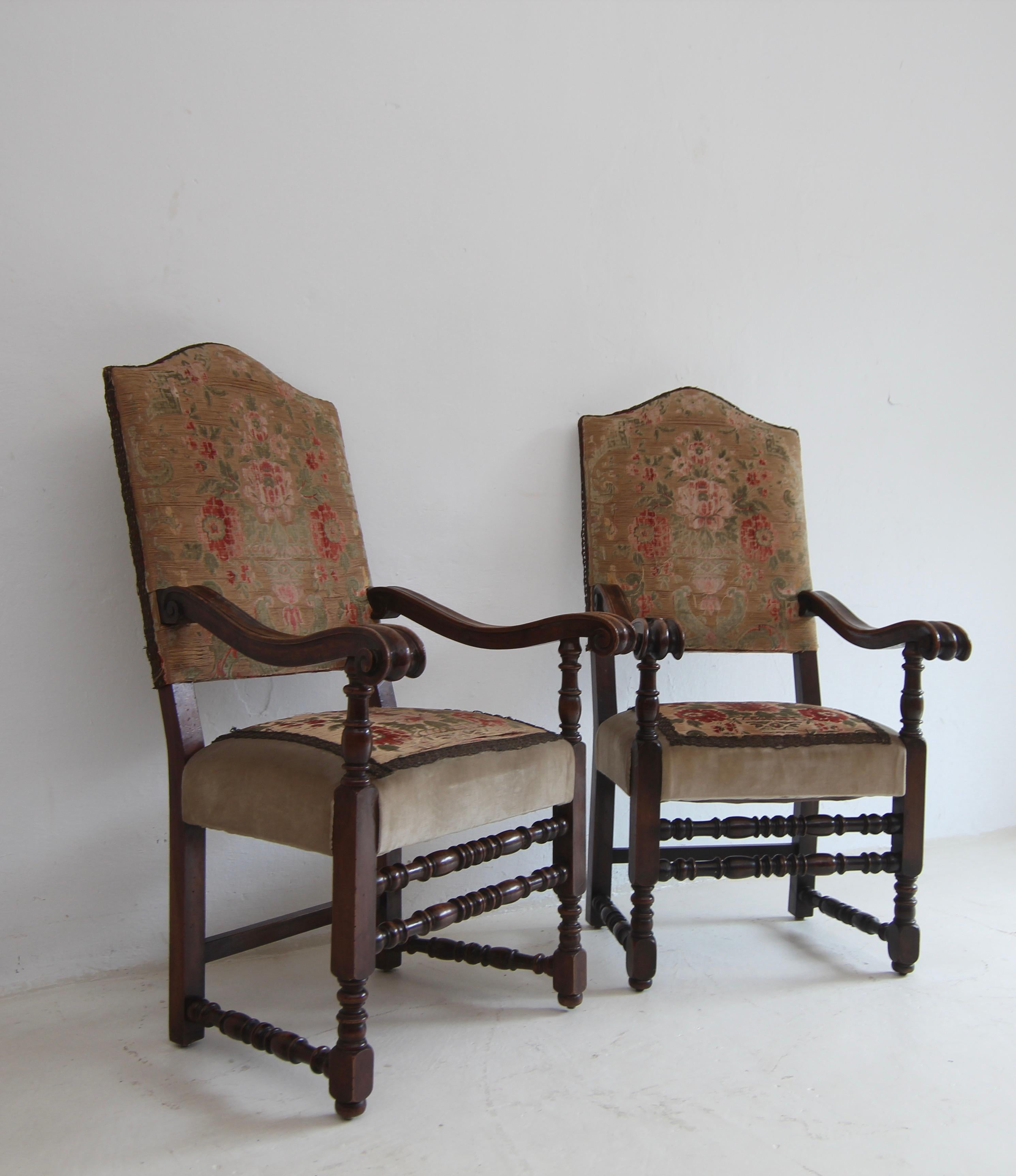 A pair of Italian Baroque ‘poltrone’ or armchairs. Probably from the Umbria region, 17th century and later. Solid walnut with upholstered seat and backrest and remnants of the original velvet brocade.

Walnut frame in cleated construction with