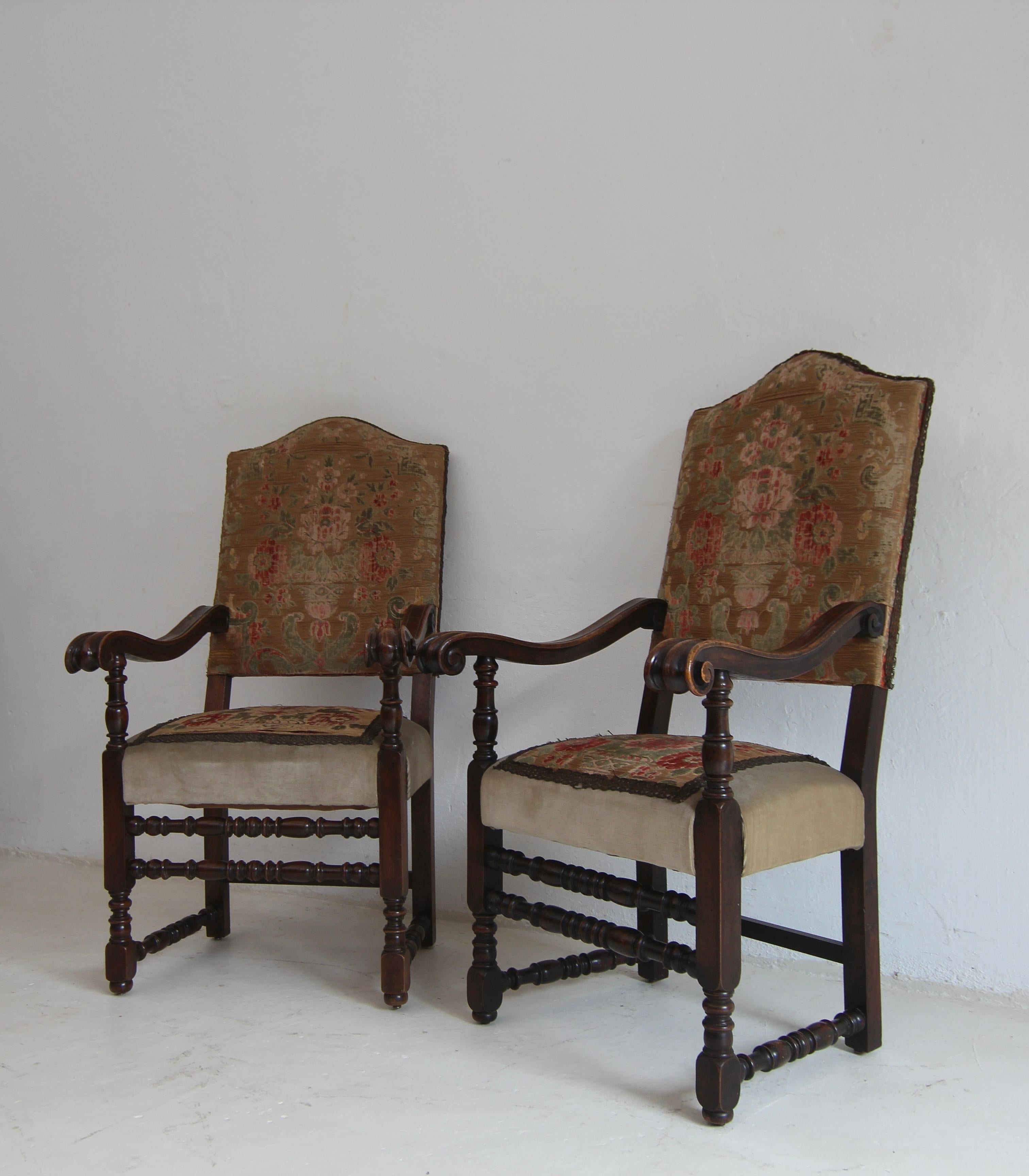 Pair of Italian Baroque Walnut Armchairs In Fair Condition For Sale In Dusseldorf, DE