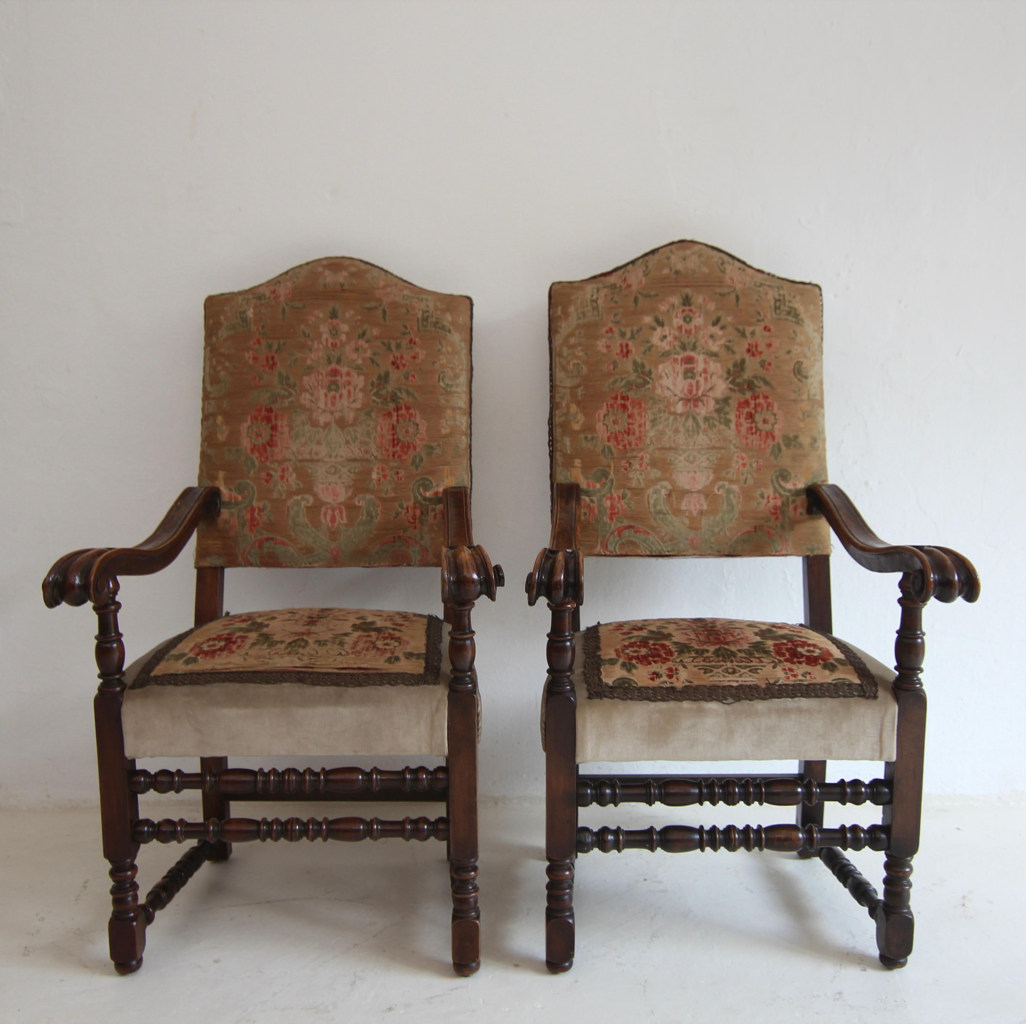 18th Century and Earlier Pair of Italian Baroque Walnut Armchairs For Sale