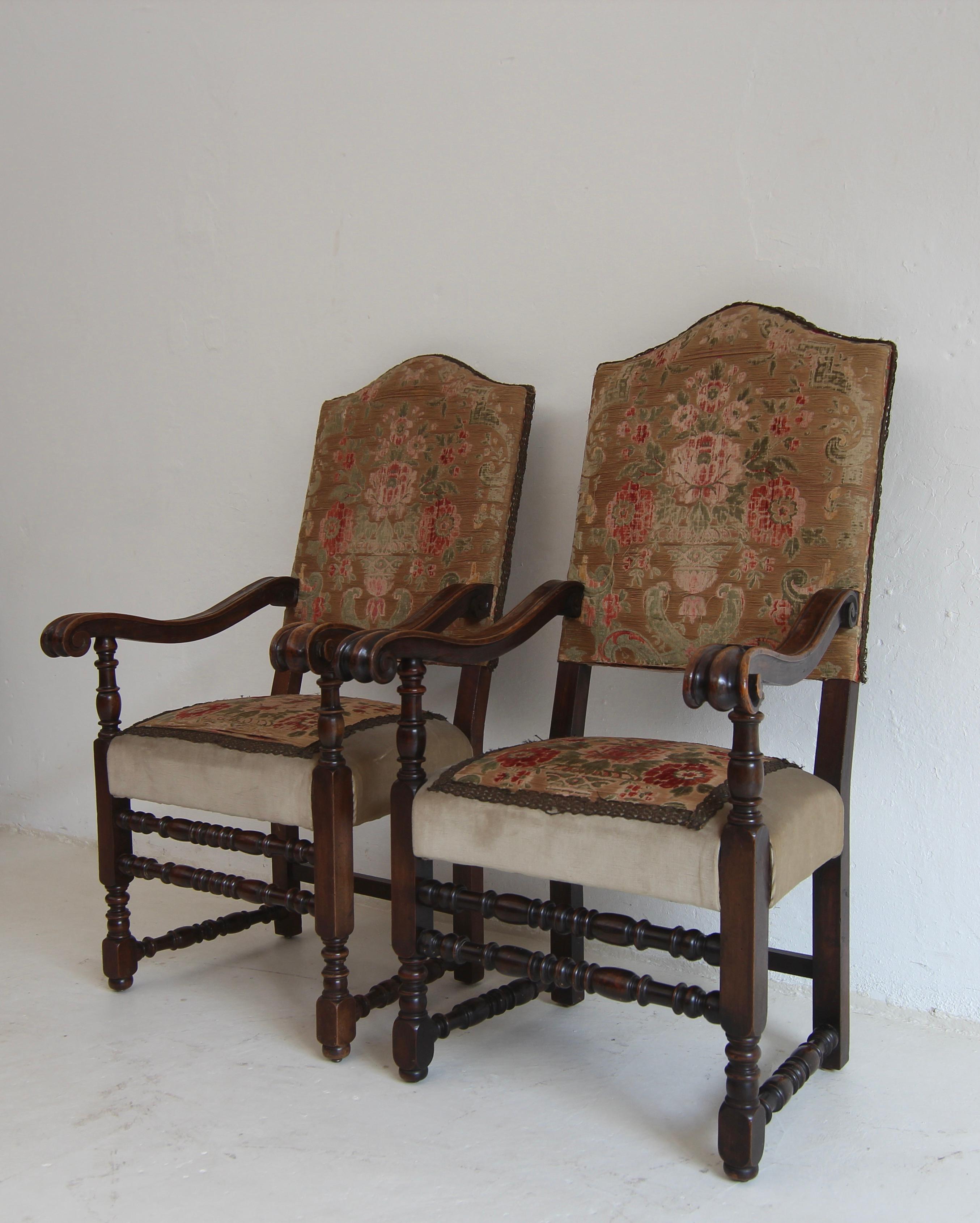 Pair of Italian Baroque Walnut Armchairs For Sale 2