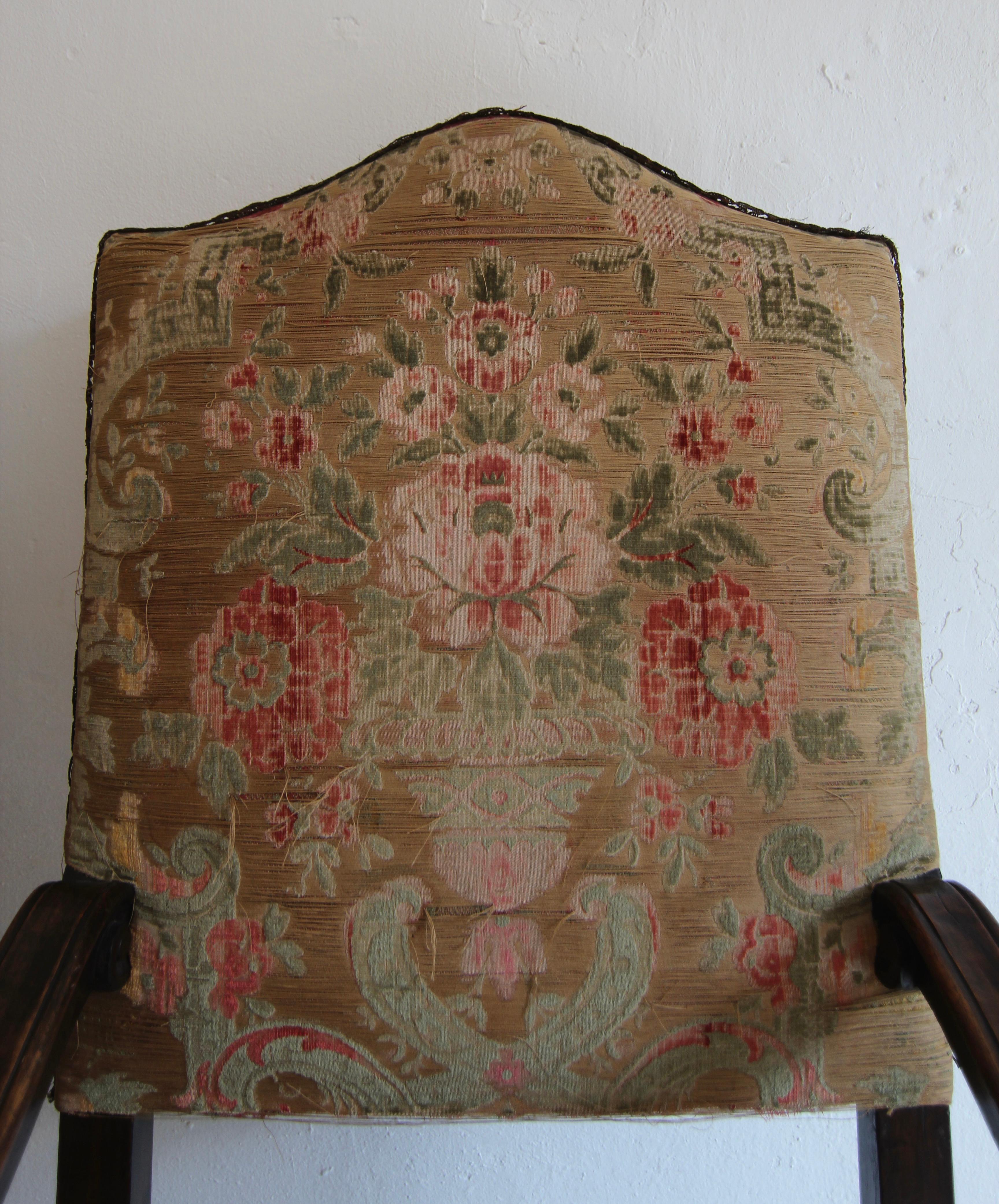Pair of Italian Baroque Walnut Armchairs For Sale 3