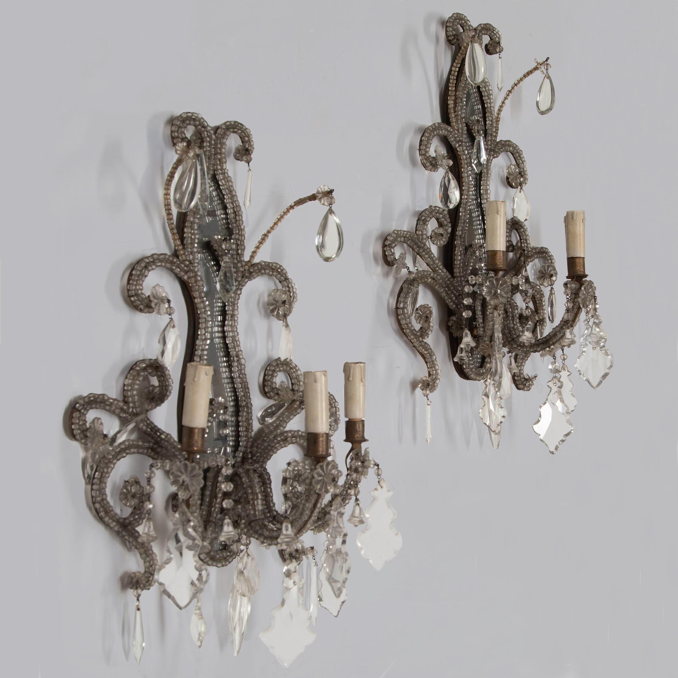 Ein Paar italienische Wandleuchten mit Perlen und Spiegeln (Regency) im Angebot