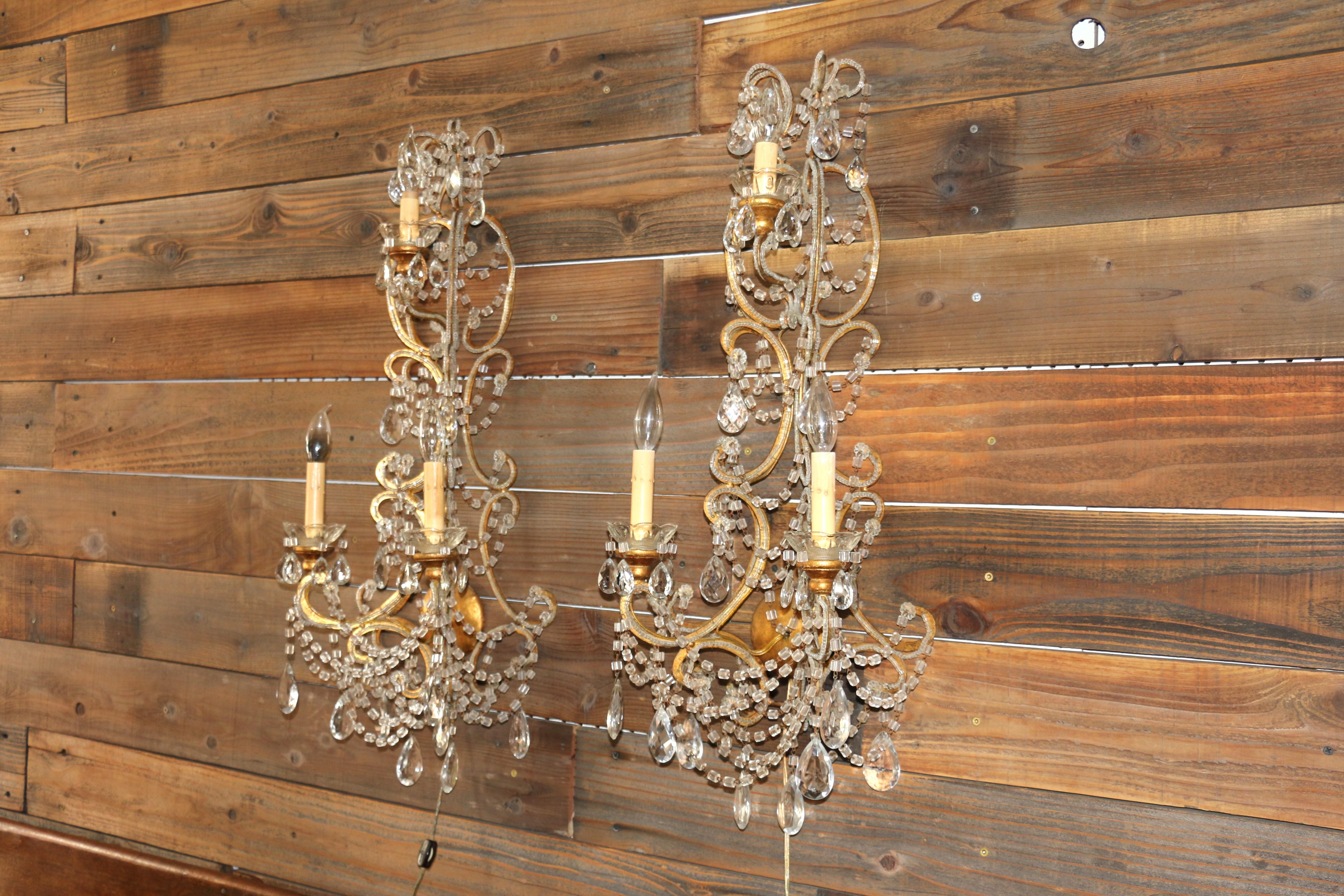 Mid-Century Modern Paire d'appliques italiennes à trois lumières perlées, vers 1940 en vente