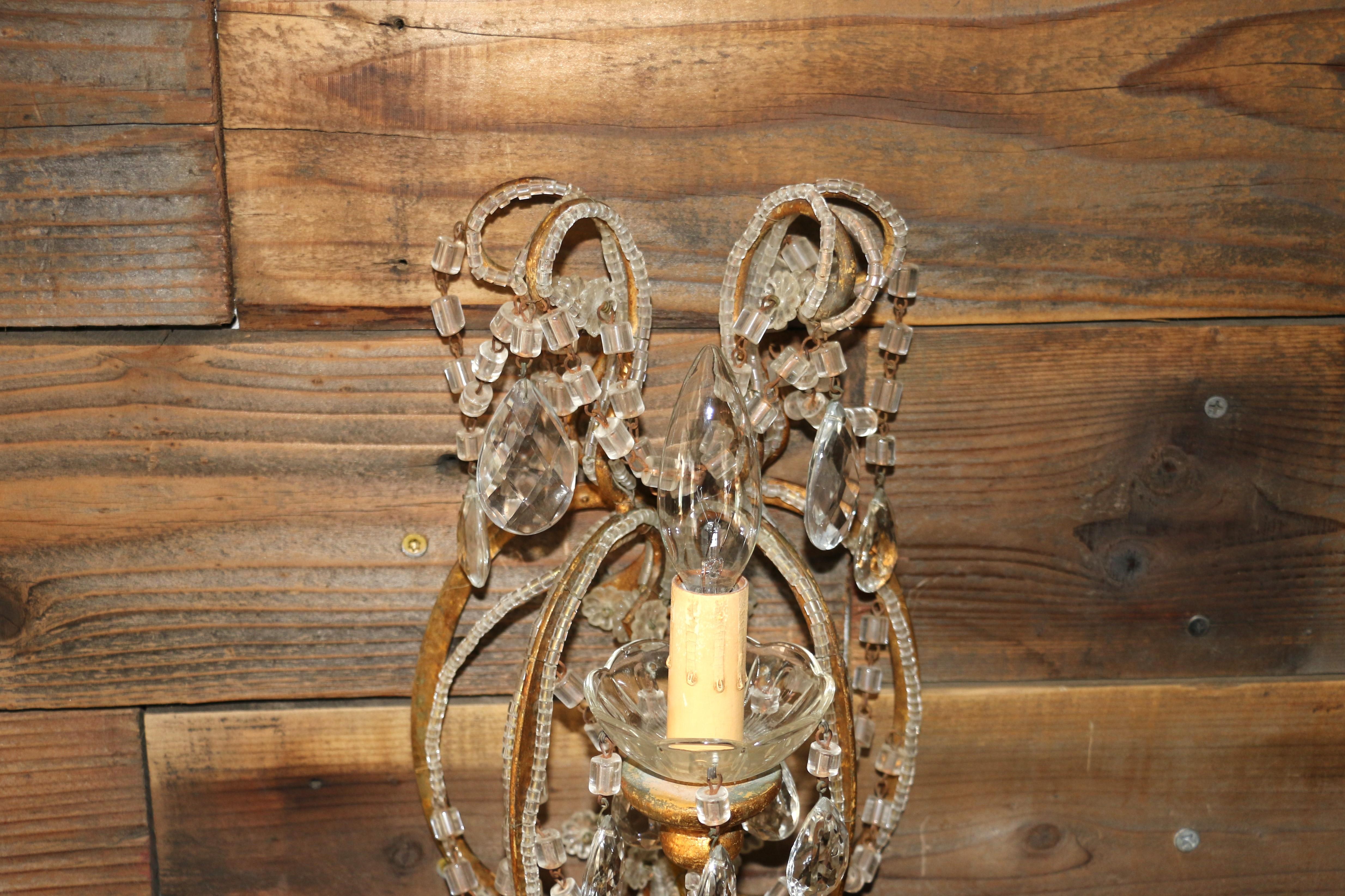 Milieu du XXe siècle Paire d'appliques italiennes à trois lumières perlées, vers 1940 en vente