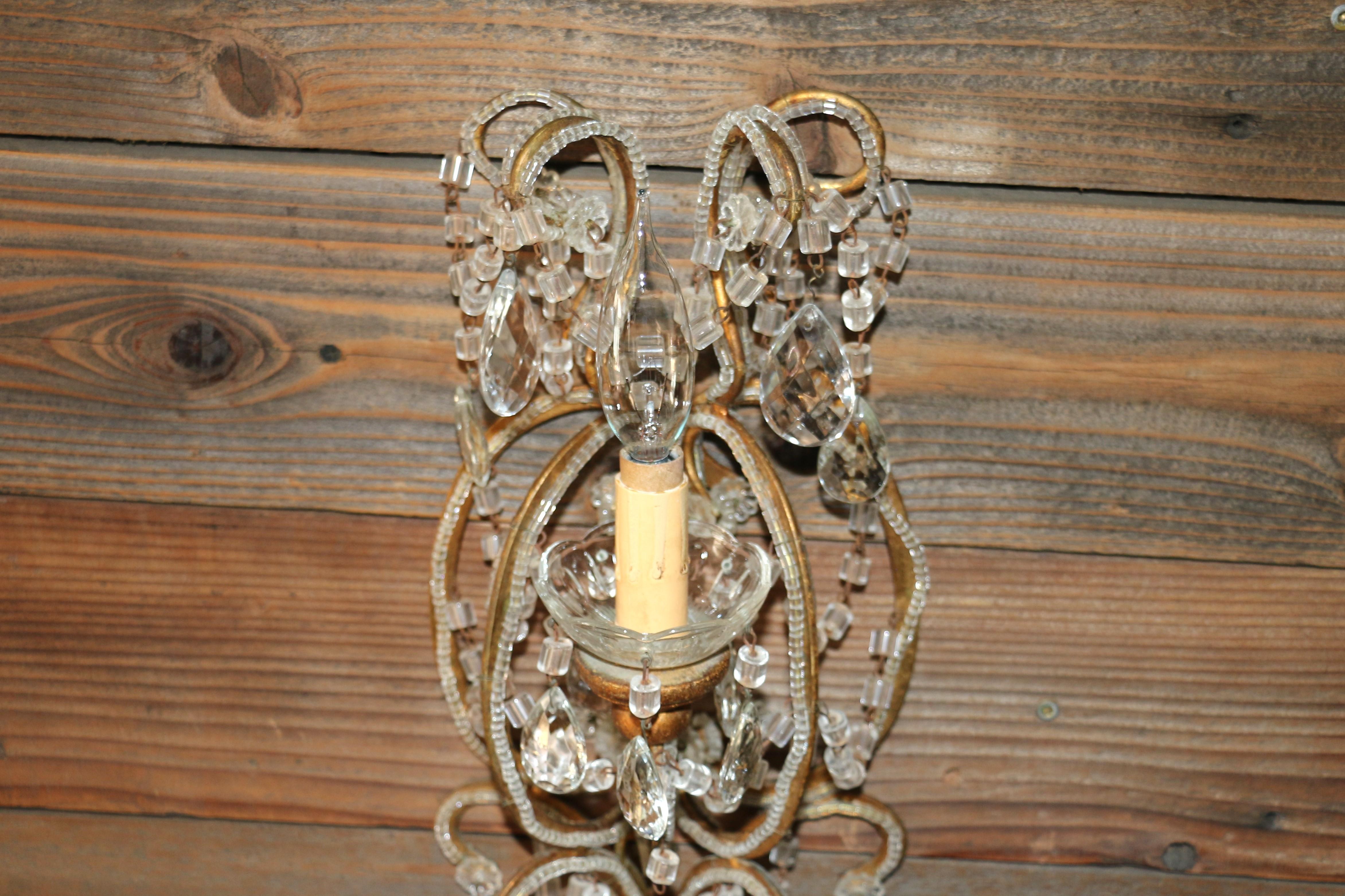 Laiton Paire d'appliques italiennes à trois lumières perlées, vers 1940 en vente