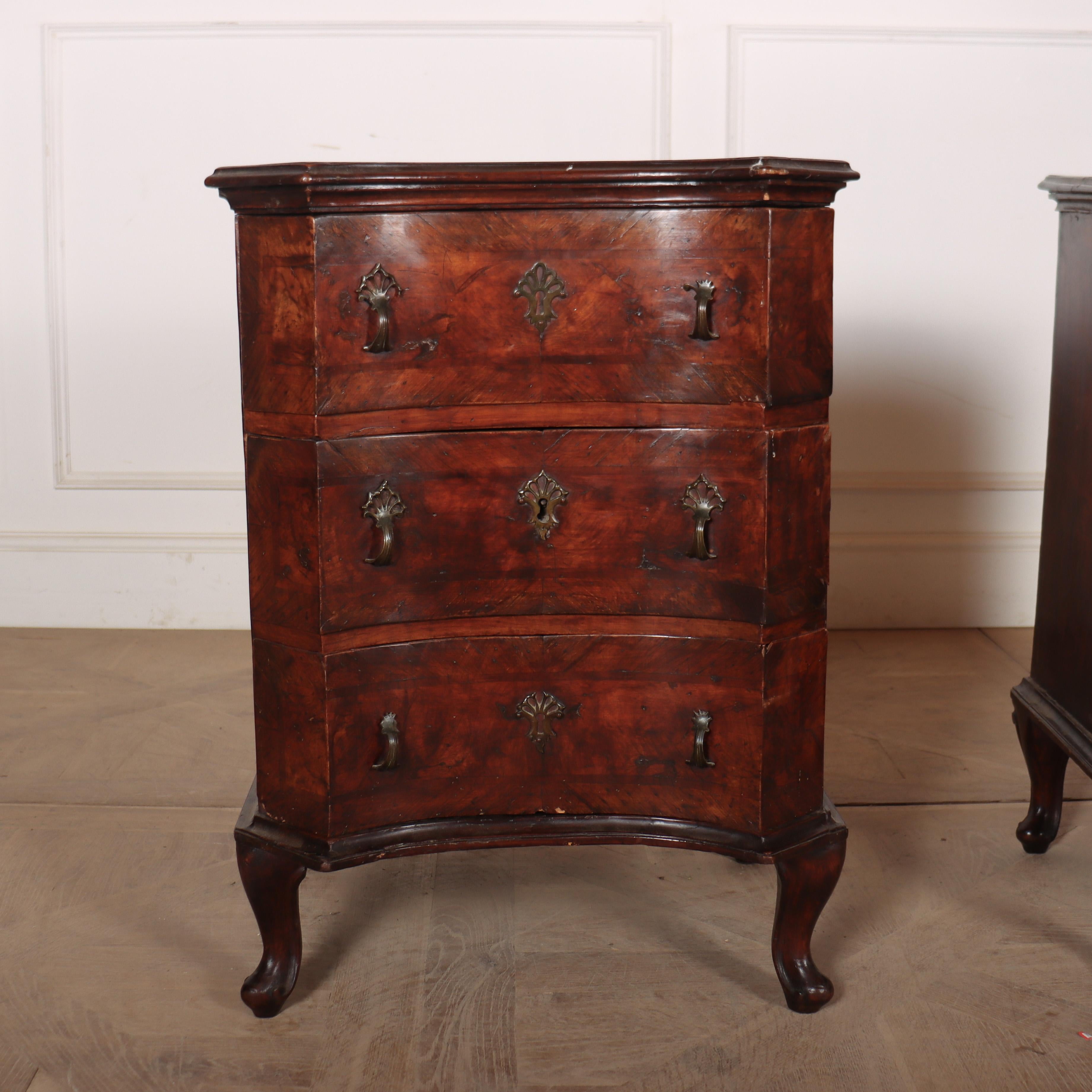 Buona coppia di commodes in noce concave del XVIII secolo. Un colore bellissimo. Sarebbero ideali per i letti. 1770.

Codice: 8578

Dimensioni:
W: 22