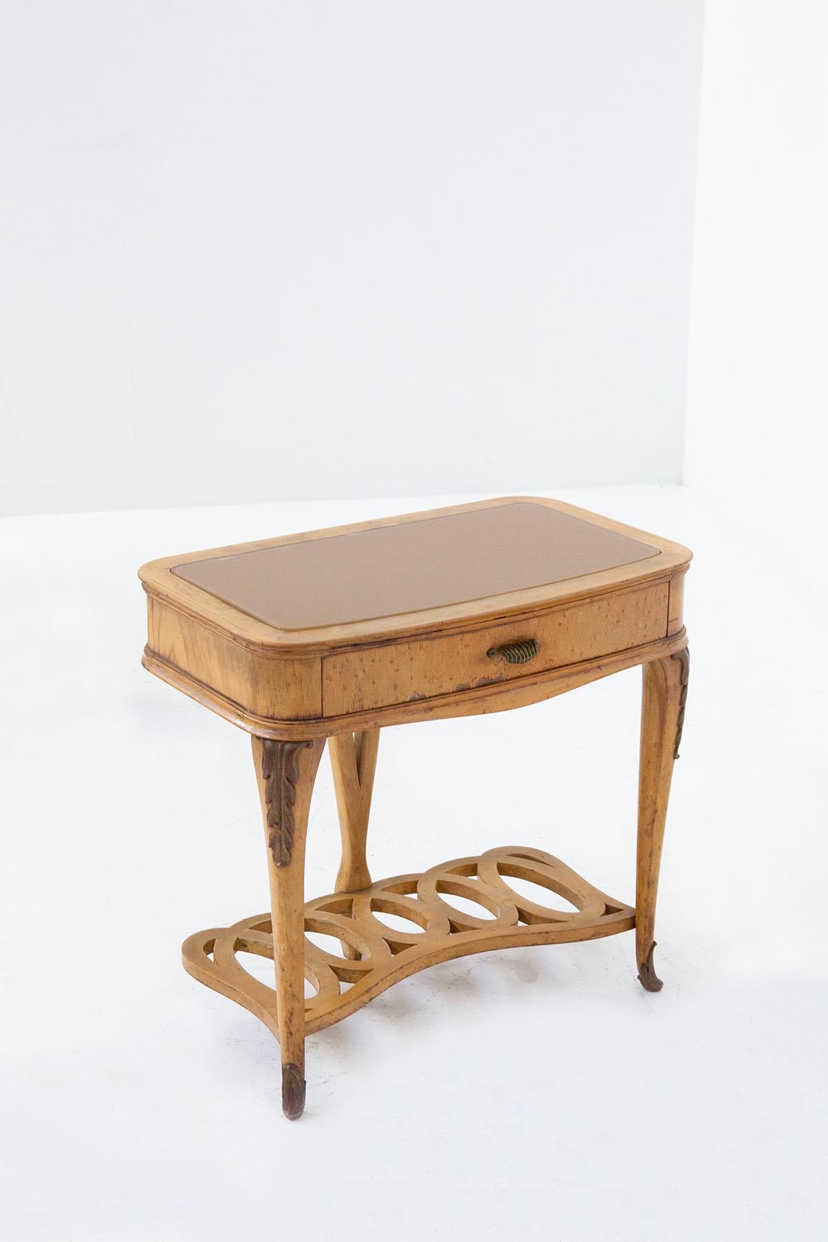 Elegant pair of Italian bedside tables attributed to the great 1950s designer Paolo Buffa.
The bedside tables present a classic line made of wood. The table top is made of stained glass set inside the cabinet. In the frame we find a drawer that can