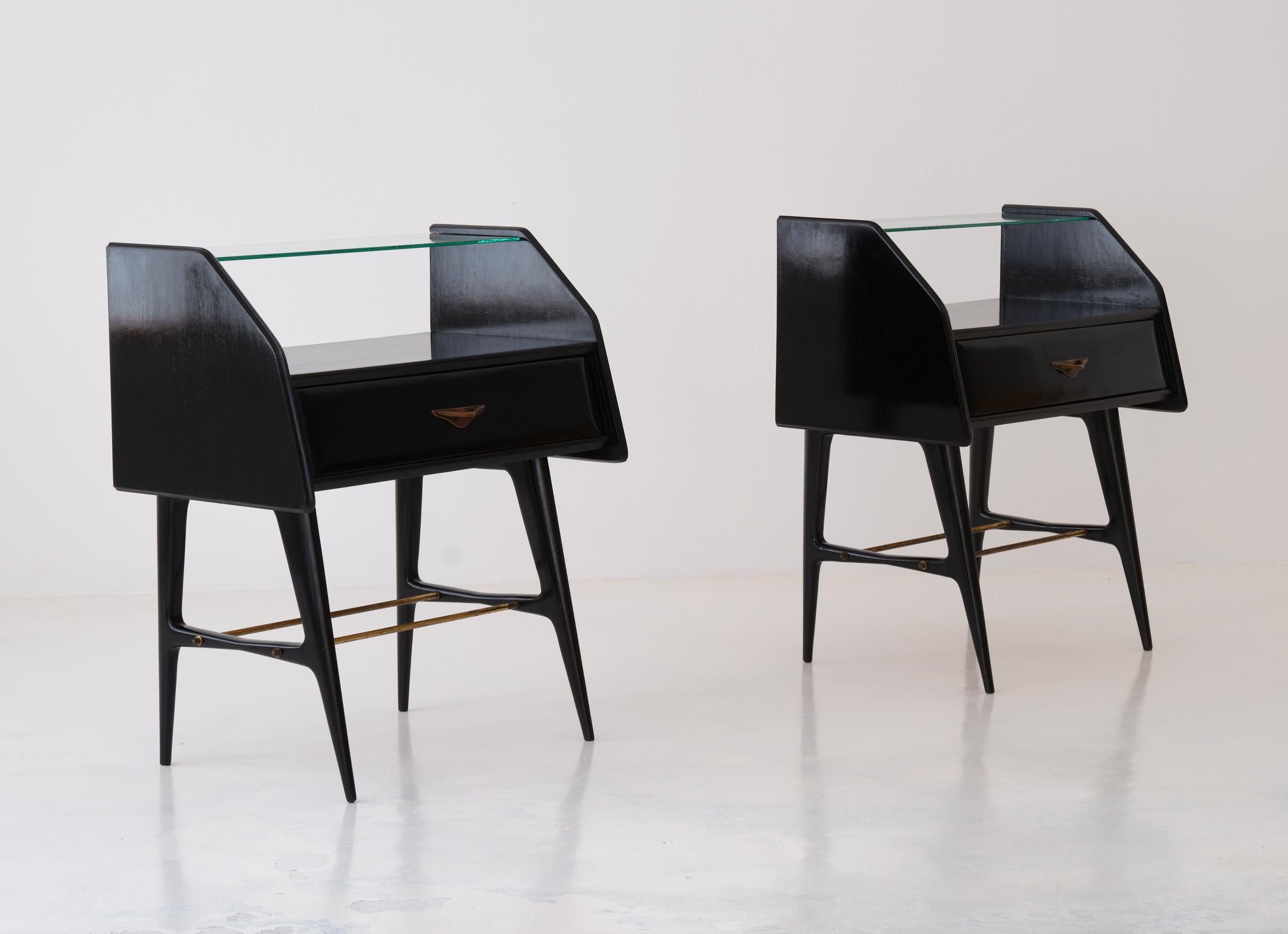 Mid-Century Modern Pair of Italian Bedside Tables in Black Lacquered Wood Glass Shelf and Brass