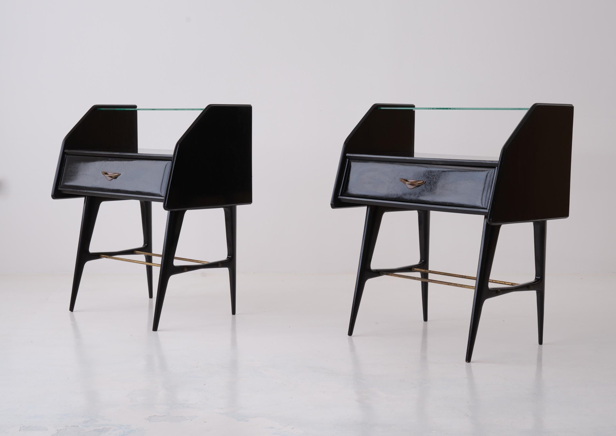 Pair of Italian Bedside Tables in Black Lacquered Wood Glass Shelf and Brass In Good Condition In Rome, IT