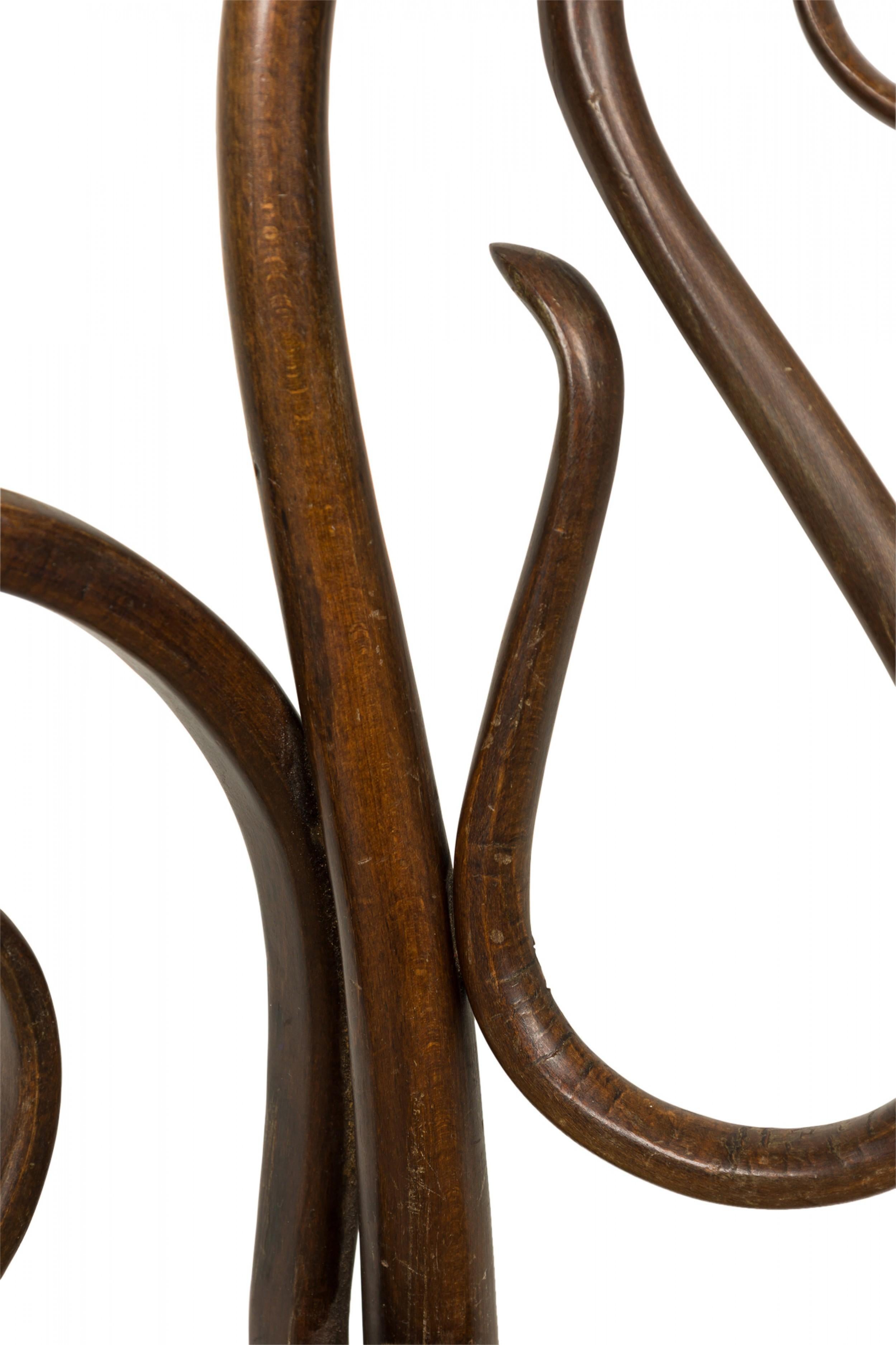 Paire de fauteuils italiens en bois de roseau et cannes à enroulement en vente 5
