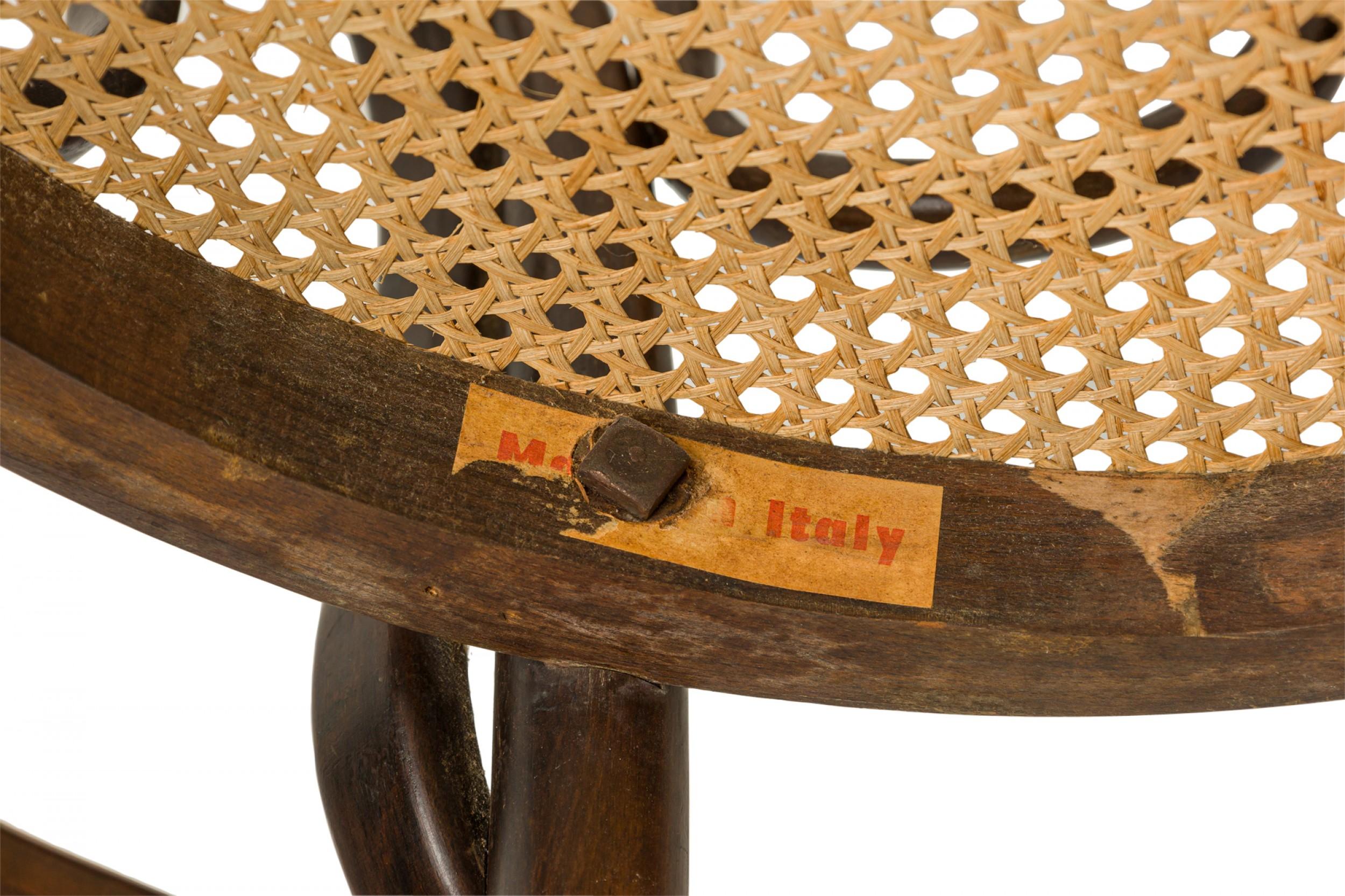 Paire de fauteuils italiens en bois de roseau et cannes à enroulement en vente 6