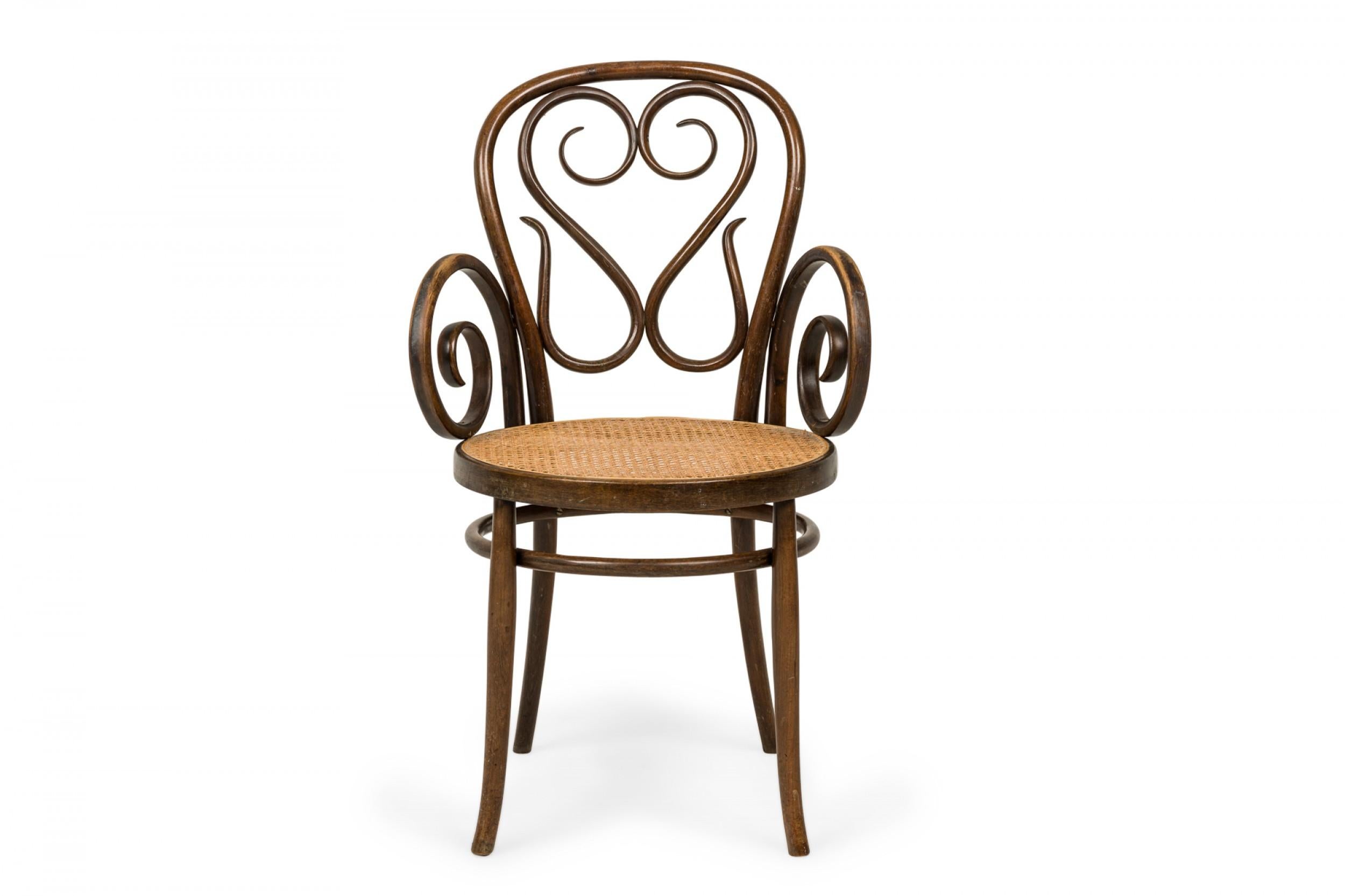 PAIRE de fauteuils italiens en bois courbé du milieu du siècle avec dossiers et accoudoirs en forme de volutes et sièges à cannage circulaire. (Prix par paire).