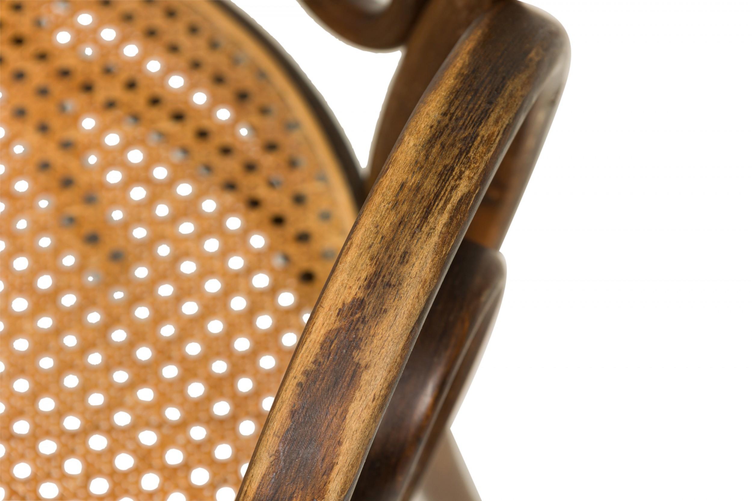 Paire de fauteuils italiens en bois de roseau et cannes à enroulement en vente 3