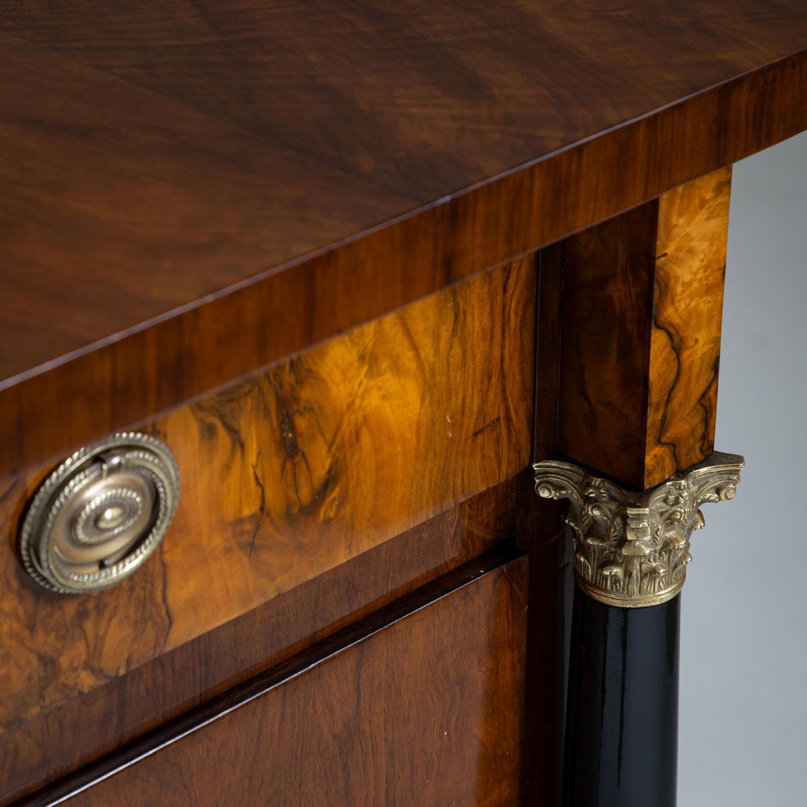 Paar italienische Biedermeier-Kommoden mit Schubladenschranken, frühes 19. Jahrhundert im Angebot 7