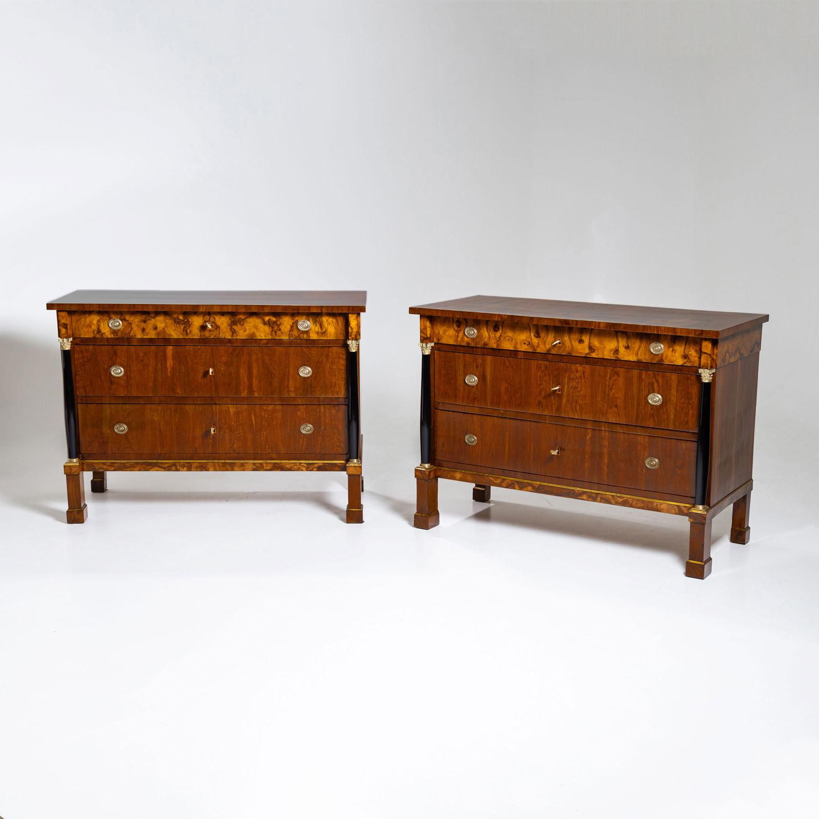 Paar italienische Biedermeier-Kommoden mit Schubladenschranken, frühes 19. Jahrhundert (Italienisch) im Angebot