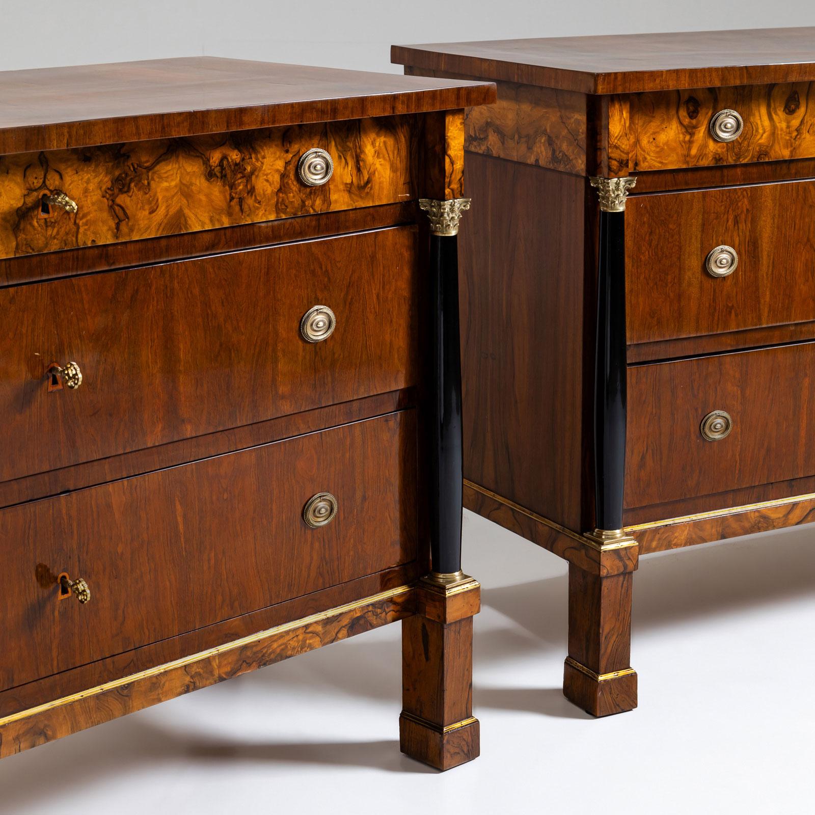Paar italienische Biedermeier-Kommoden mit Schubladenschranken, frühes 19. Jahrhundert (Messing) im Angebot