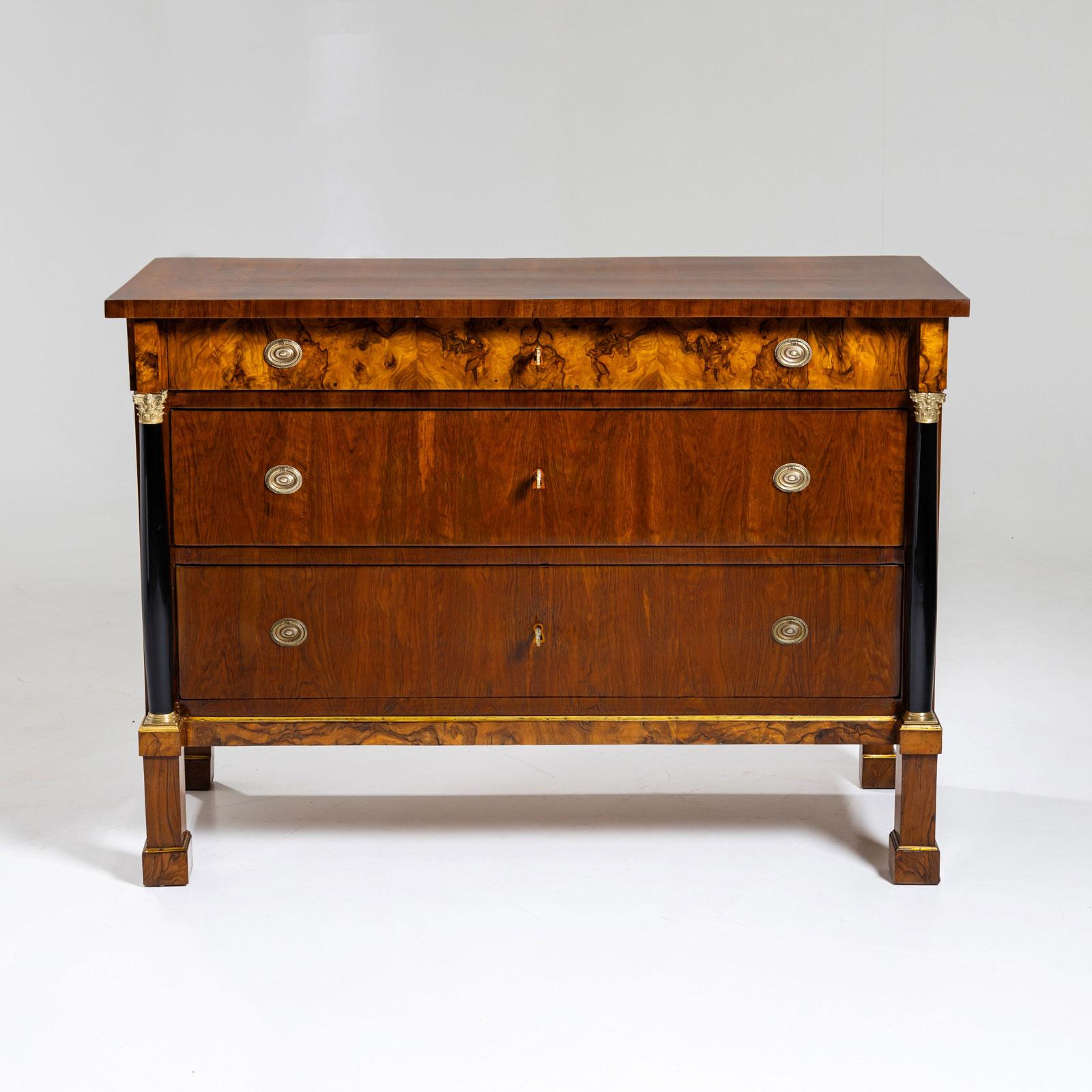 Paar italienische Biedermeier-Kommoden mit Schubladenschranken, frühes 19. Jahrhundert im Angebot 1