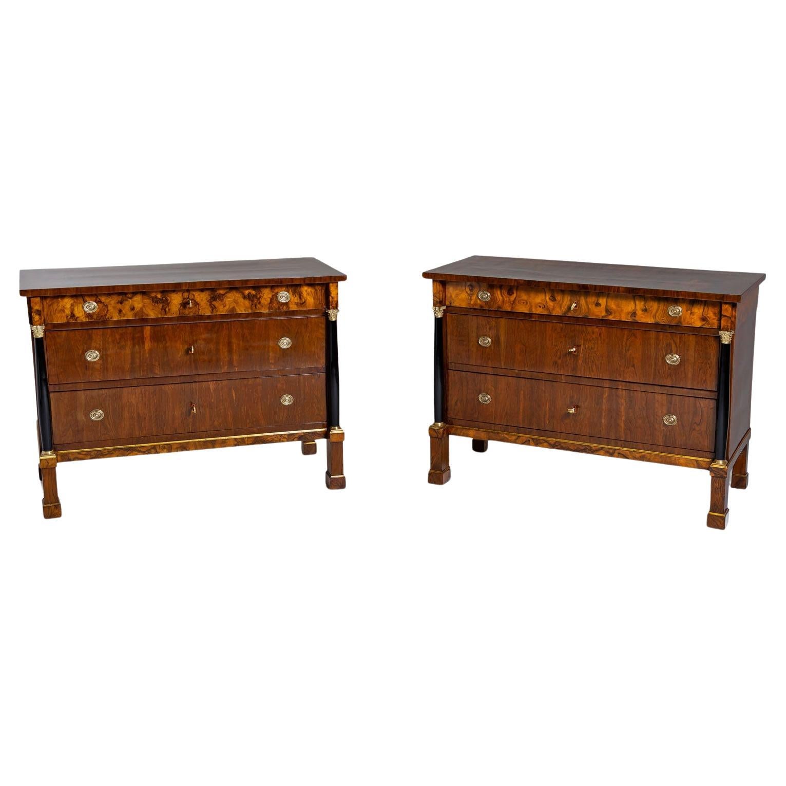 Paar italienische Biedermeier-Kommoden mit Schubladenschranken, frühes 19. Jahrhundert im Angebot