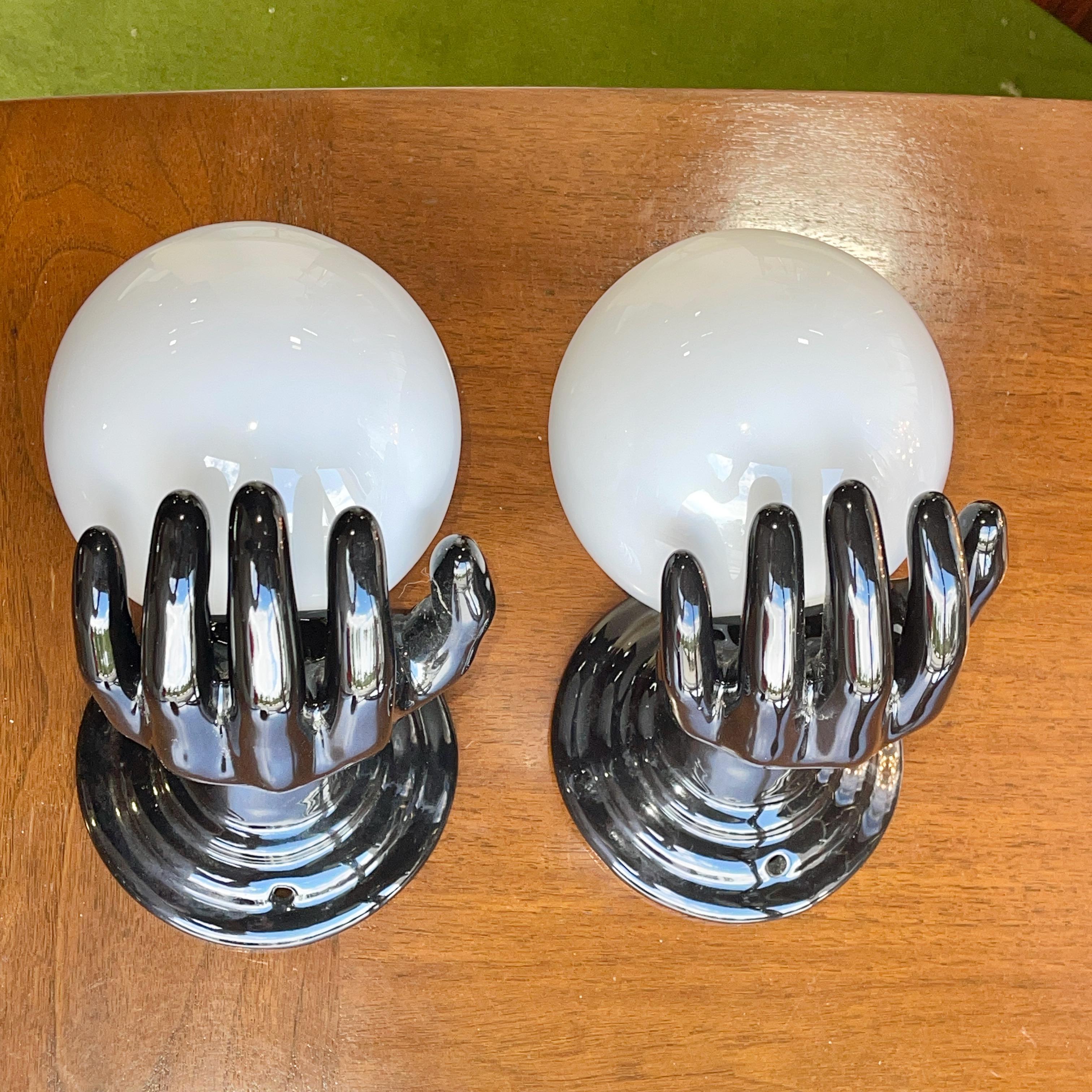 Mid-Century moderno Coppia di lampade a mano in ceramica nera italiana in vendita
