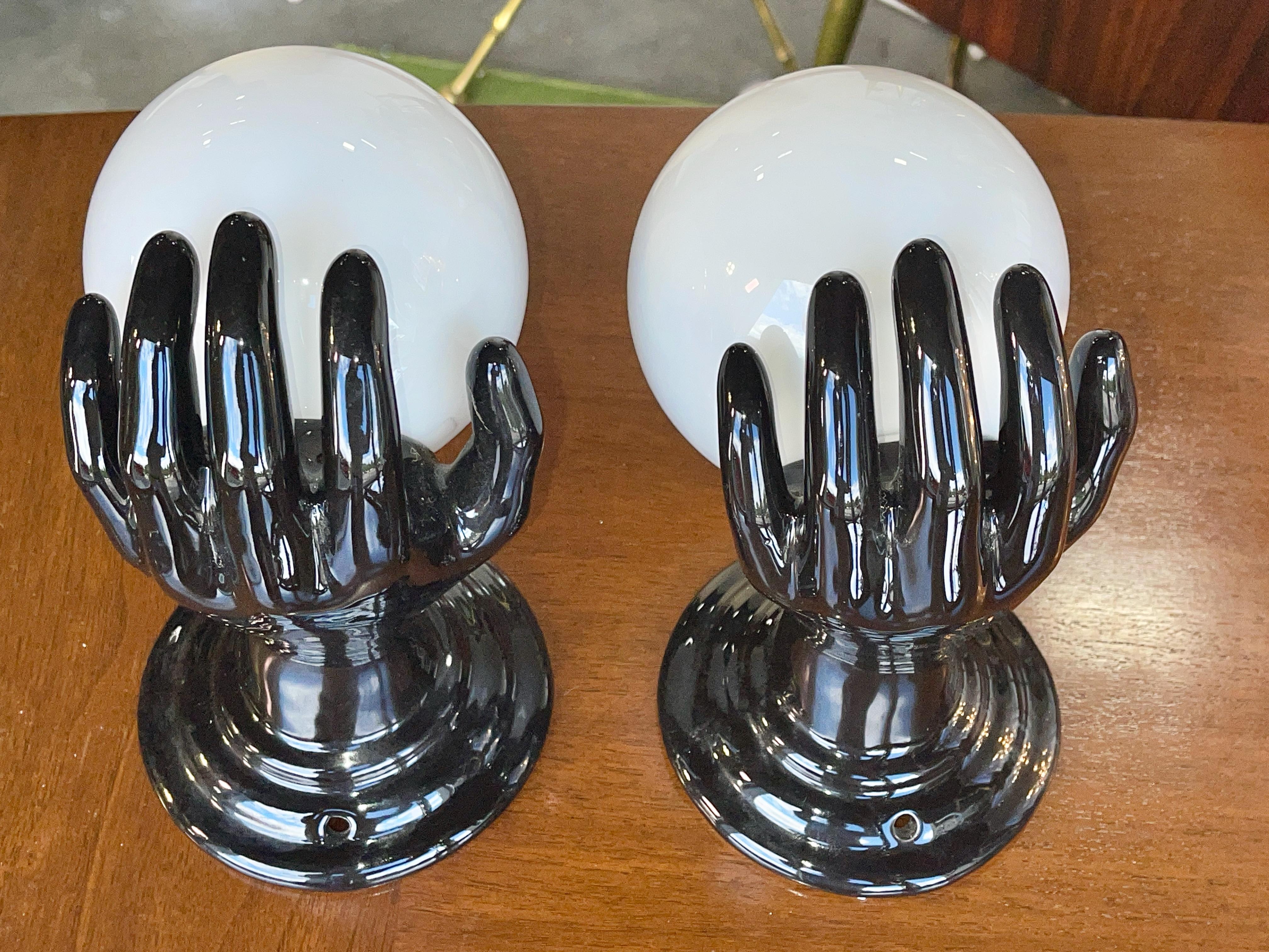 Italiano Coppia di lampade a mano in ceramica nera italiana in vendita
