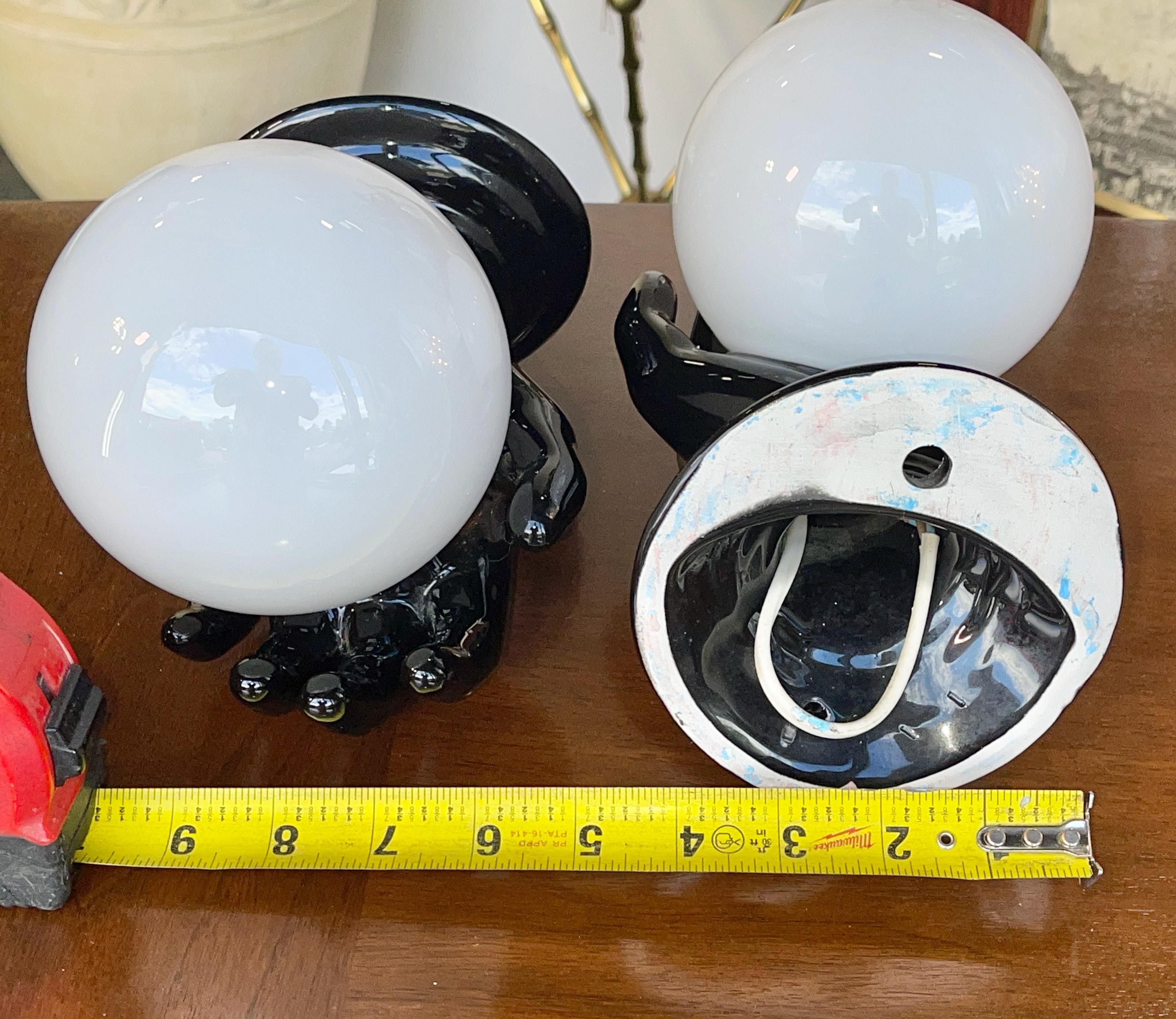 Metà XX secolo Coppia di lampade a mano in ceramica nera italiana in vendita