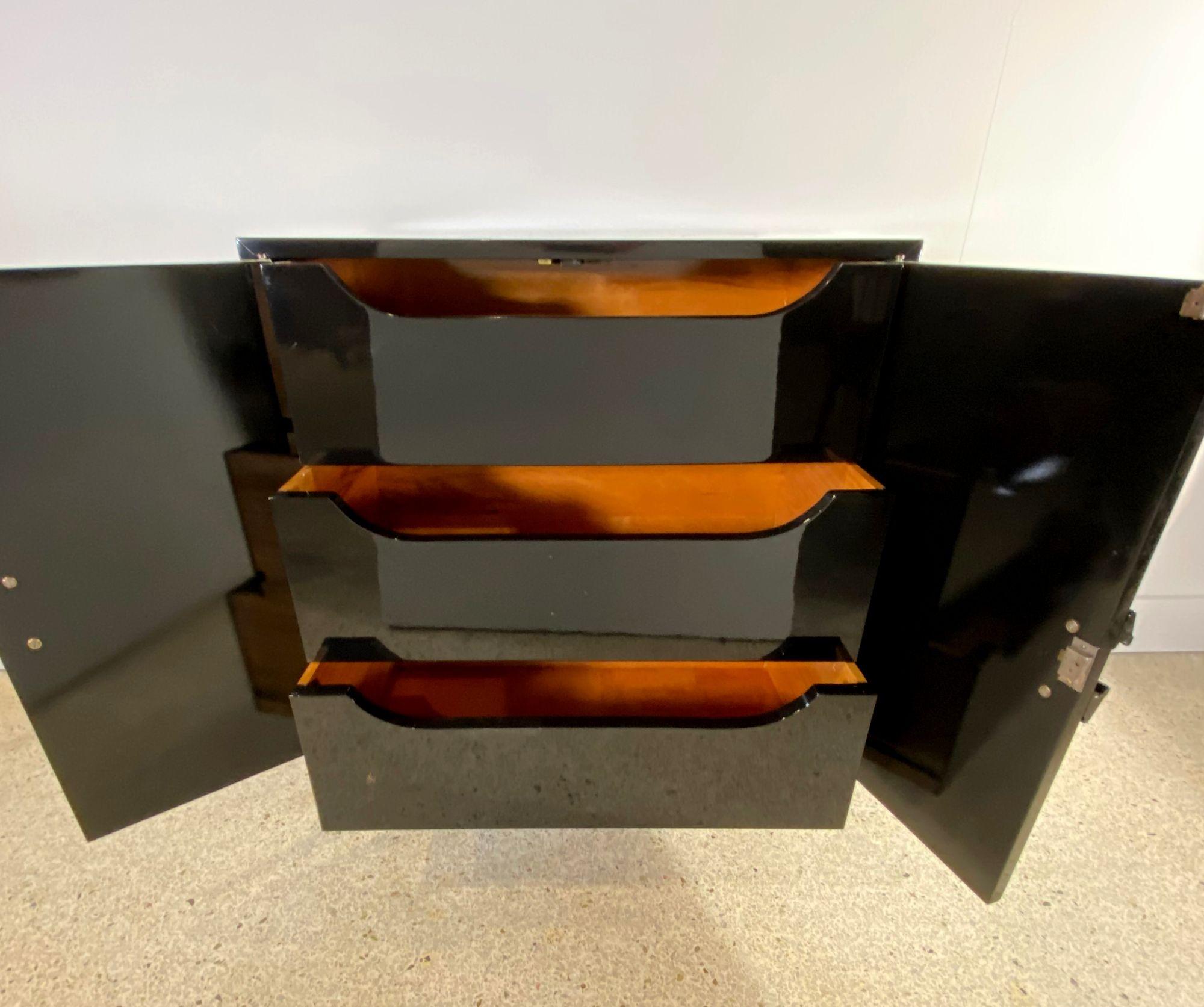 Pair of Italian Black Lacquer Modern Cabinets, Renzo Rutili For Sale 3