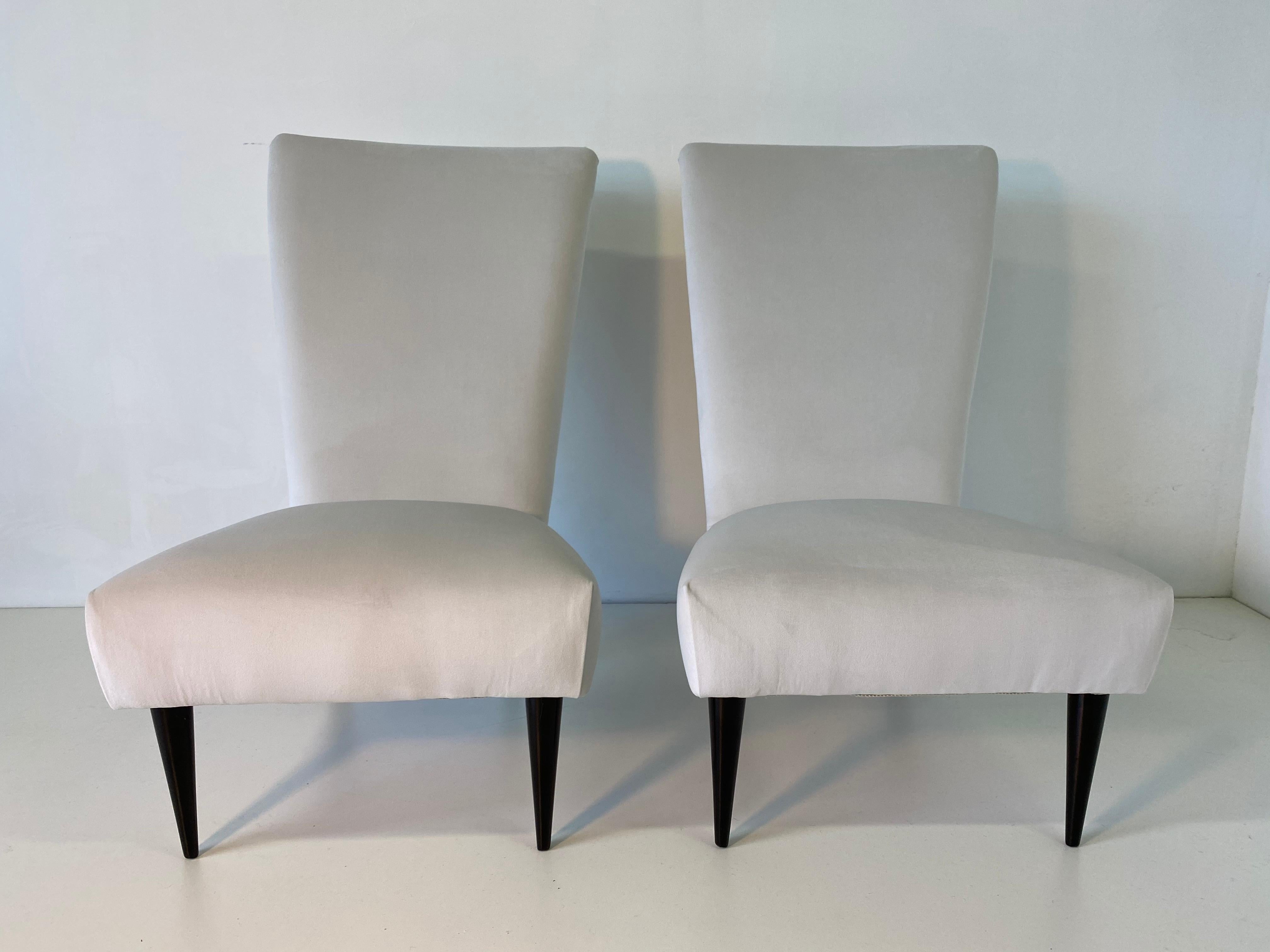 Art Deco Pair of Italian Black Lacquered and White Velvet Armchairs, 1940s For Sale