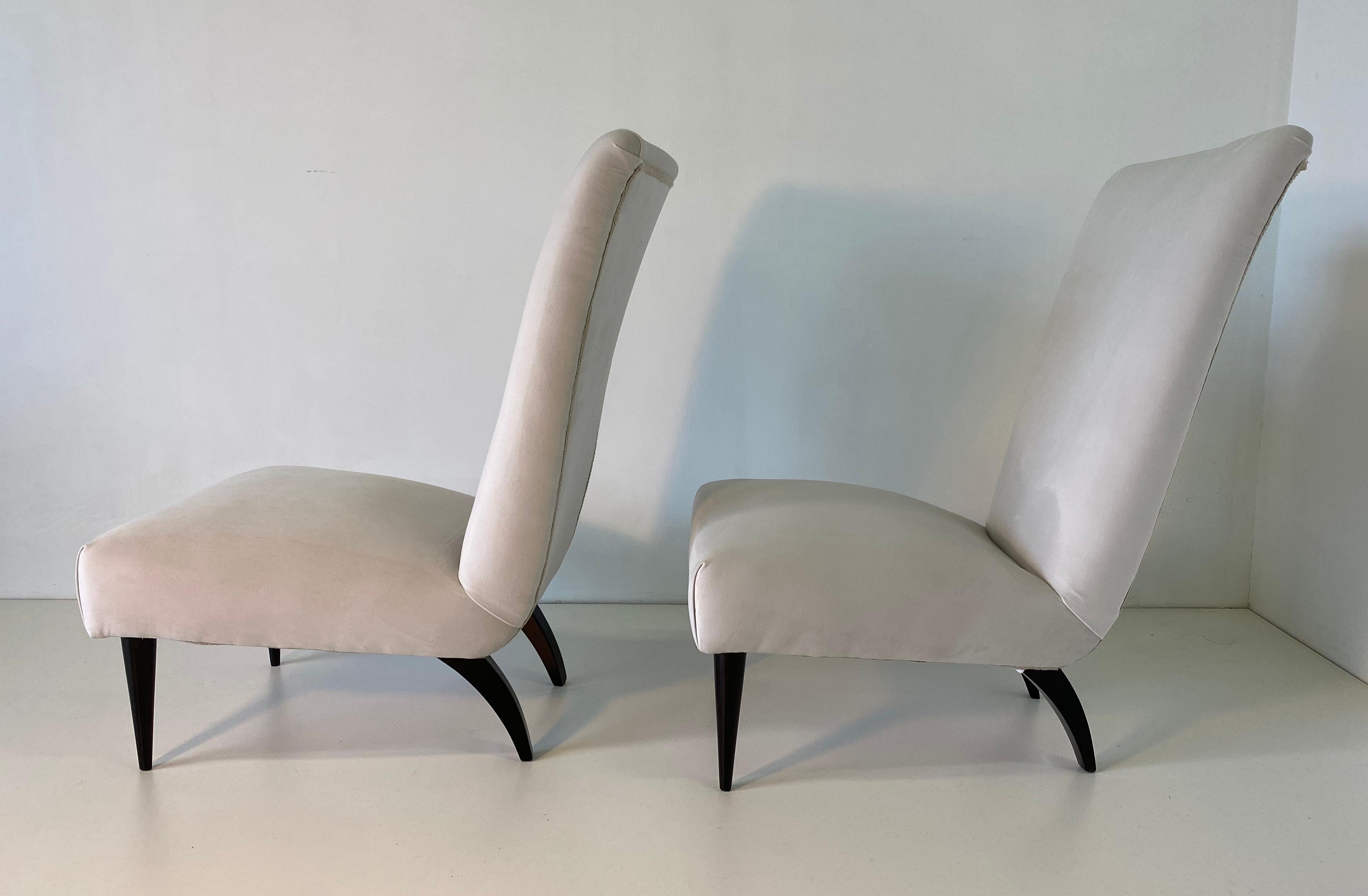 Mid-20th Century Pair of Italian Black Lacquered and White Velvet Armchairs, 1940s For Sale