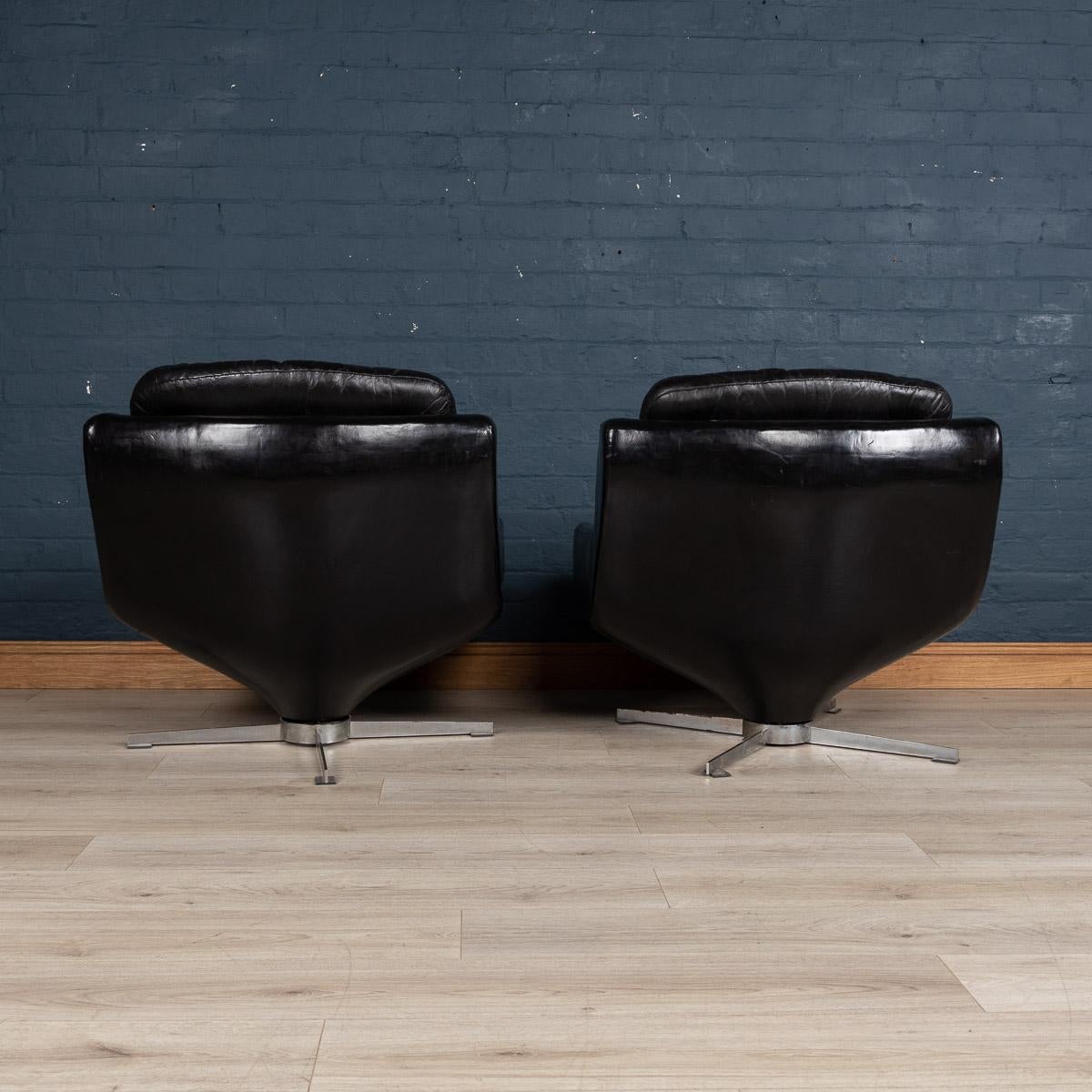 20th Century Pair of Italian Black Leather Lounge Chairs, circa 1970