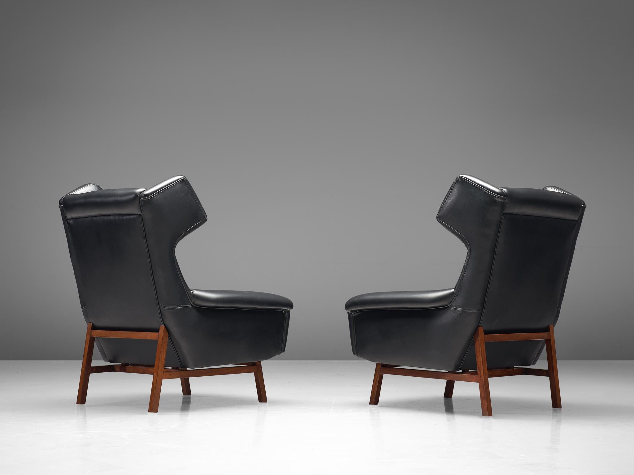 Pair of Italian Black Leather Wingback Chairs In Good Condition In Waalwijk, NL