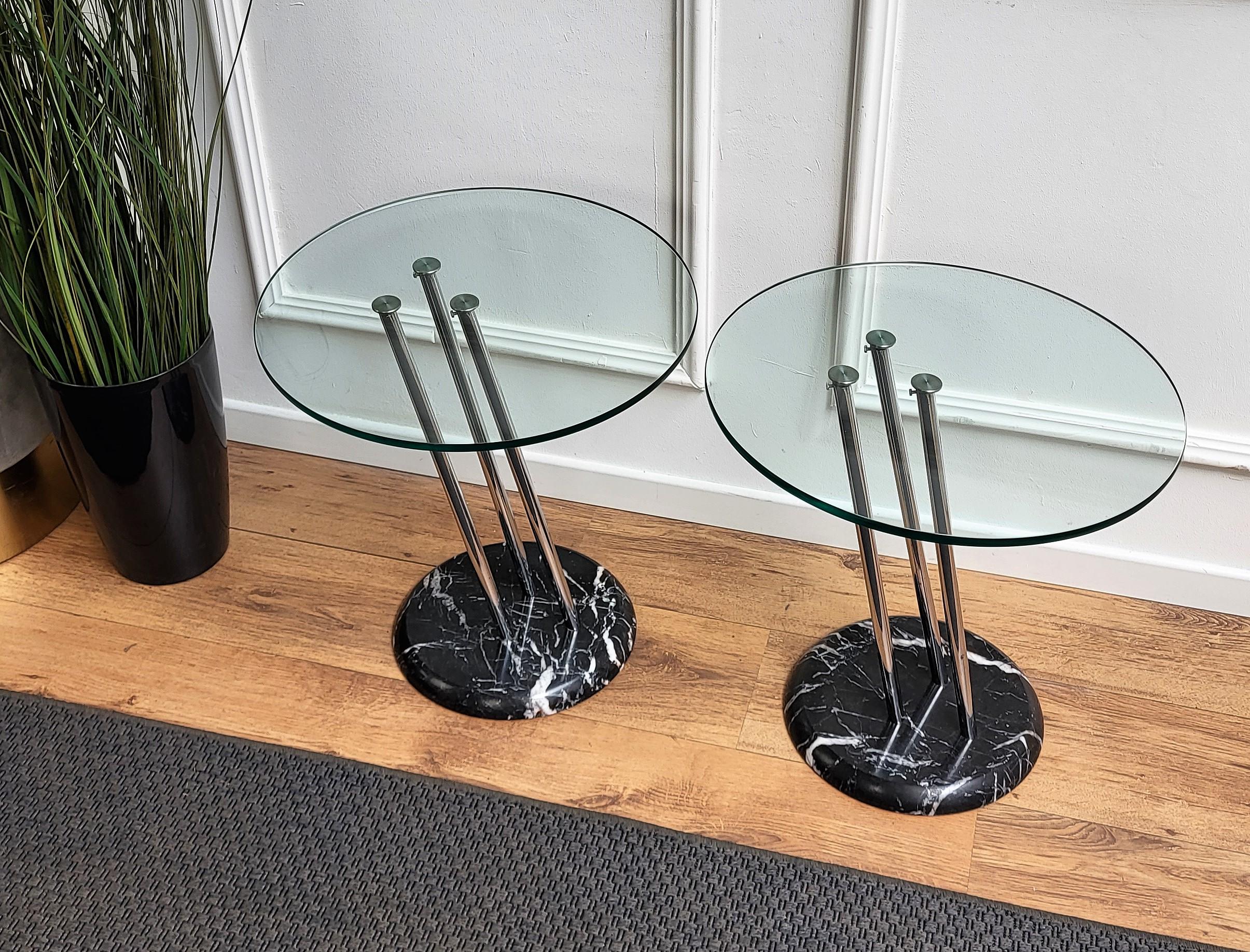 Paire de tables d'appoint ou de tables de nuit italiennes à base en marbre noir et plateau en métal et verre Bon état - En vente à Carimate, Como