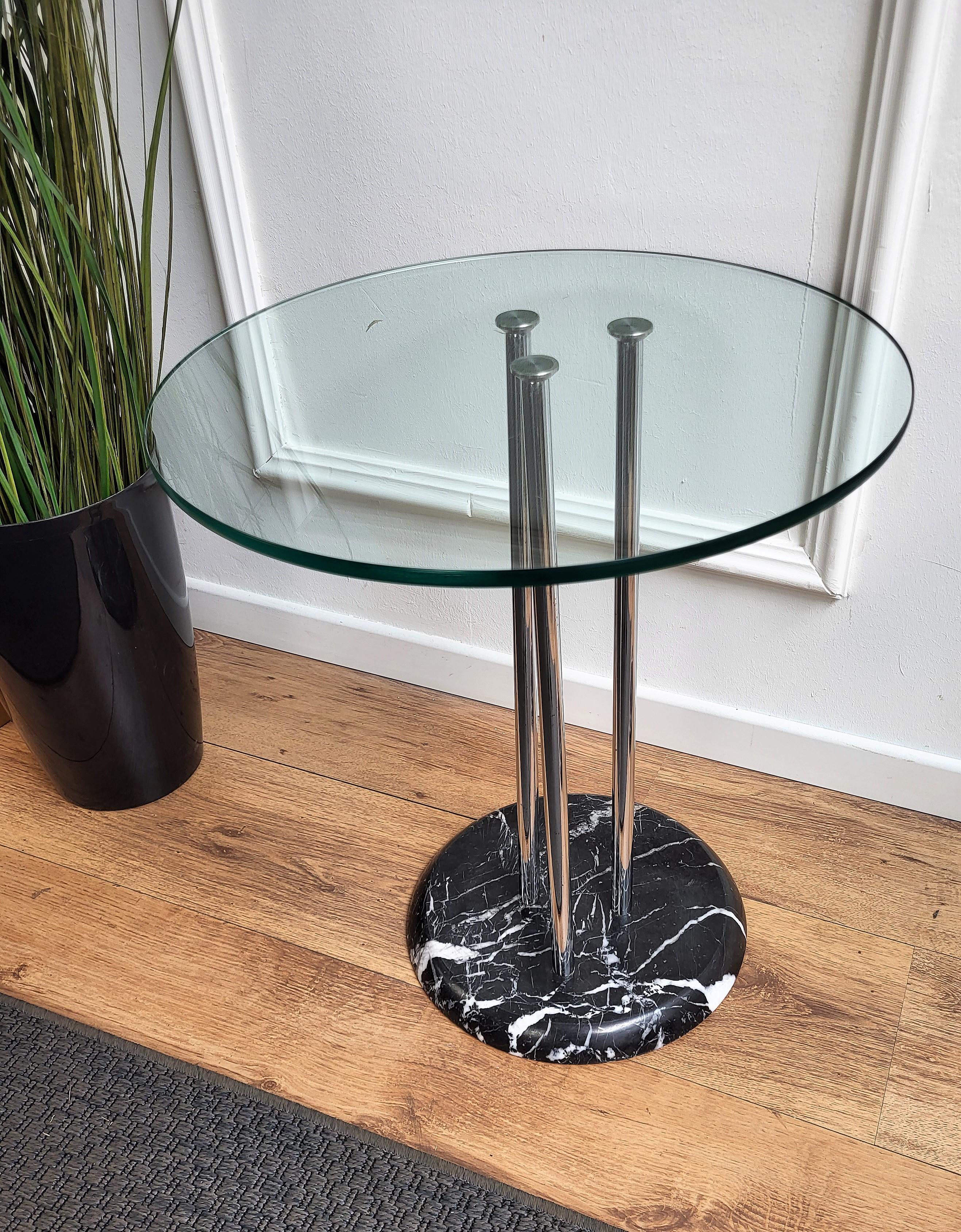 20ième siècle Paire de tables d'appoint ou de tables de nuit italiennes à base en marbre noir et plateau en métal et verre en vente