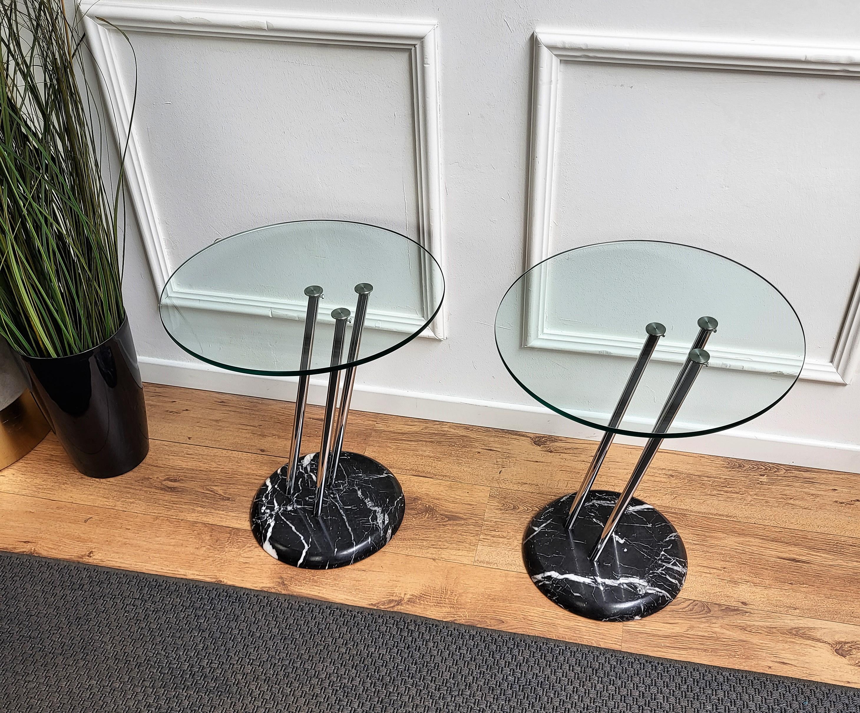 Marbre Paire de tables d'appoint ou de tables de nuit italiennes à base en marbre noir et plateau en métal et verre en vente