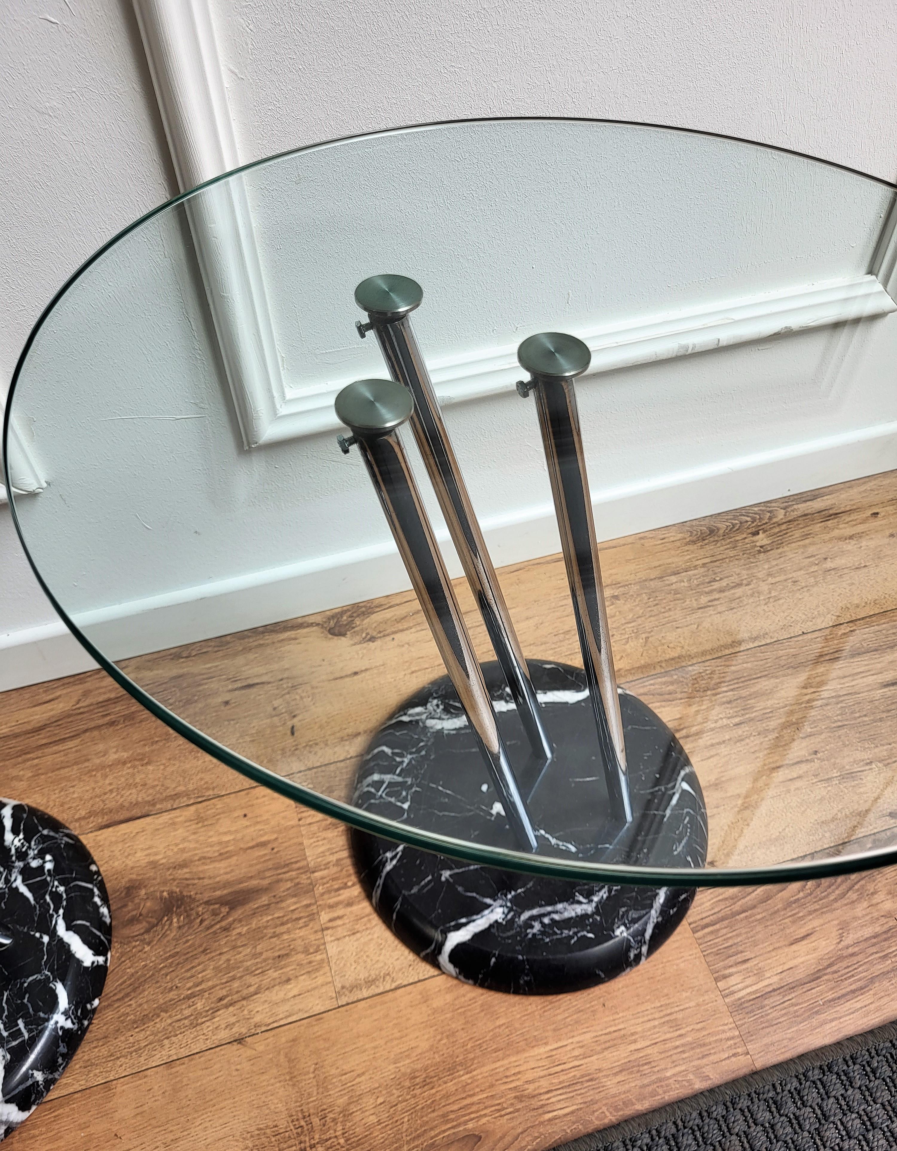 Paire de tables d'appoint ou de tables de nuit italiennes à base en marbre noir et plateau en métal et verre en vente 1
