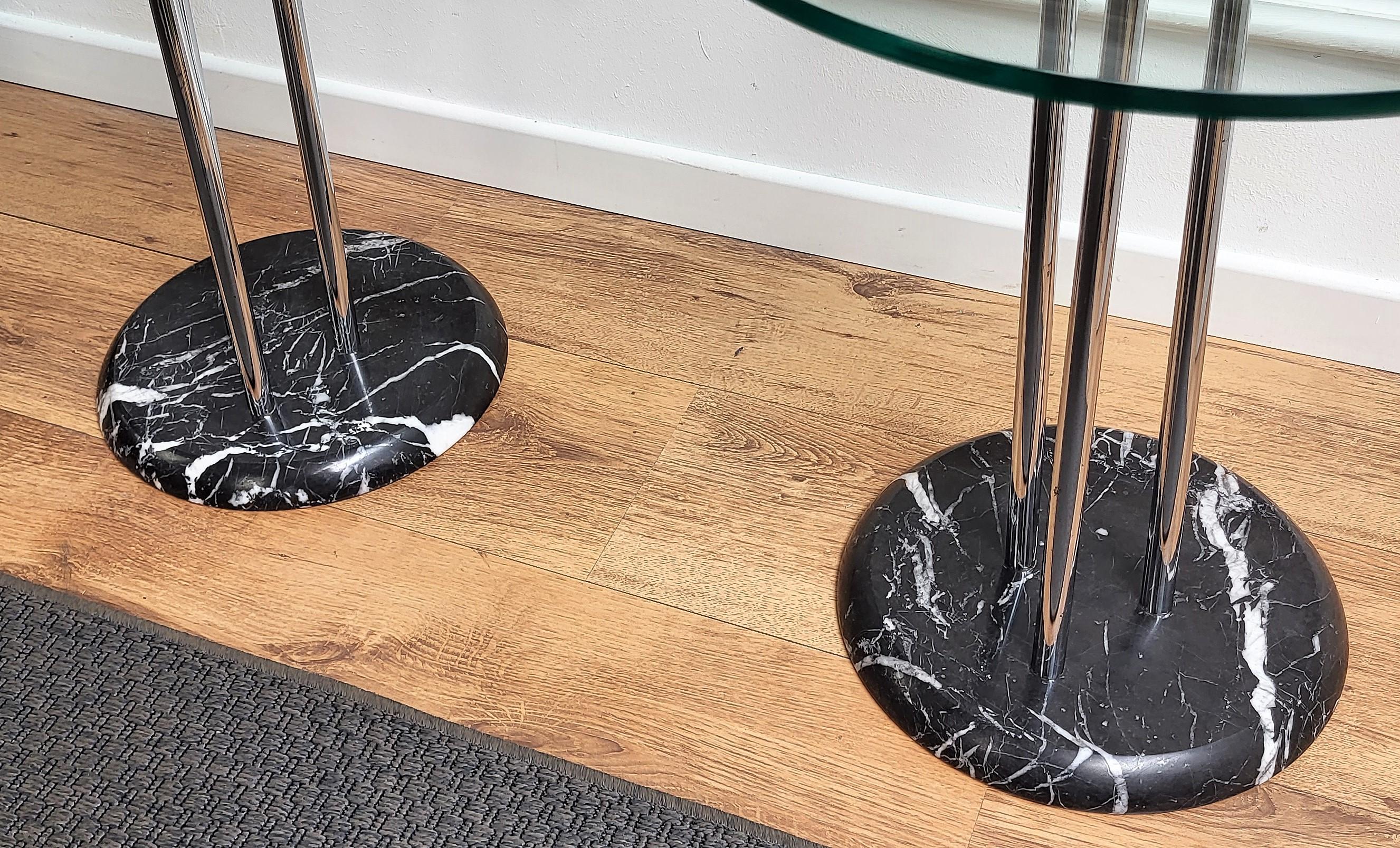 Paire de tables d'appoint ou de tables de nuit italiennes à base en marbre noir et plateau en métal et verre en vente 2