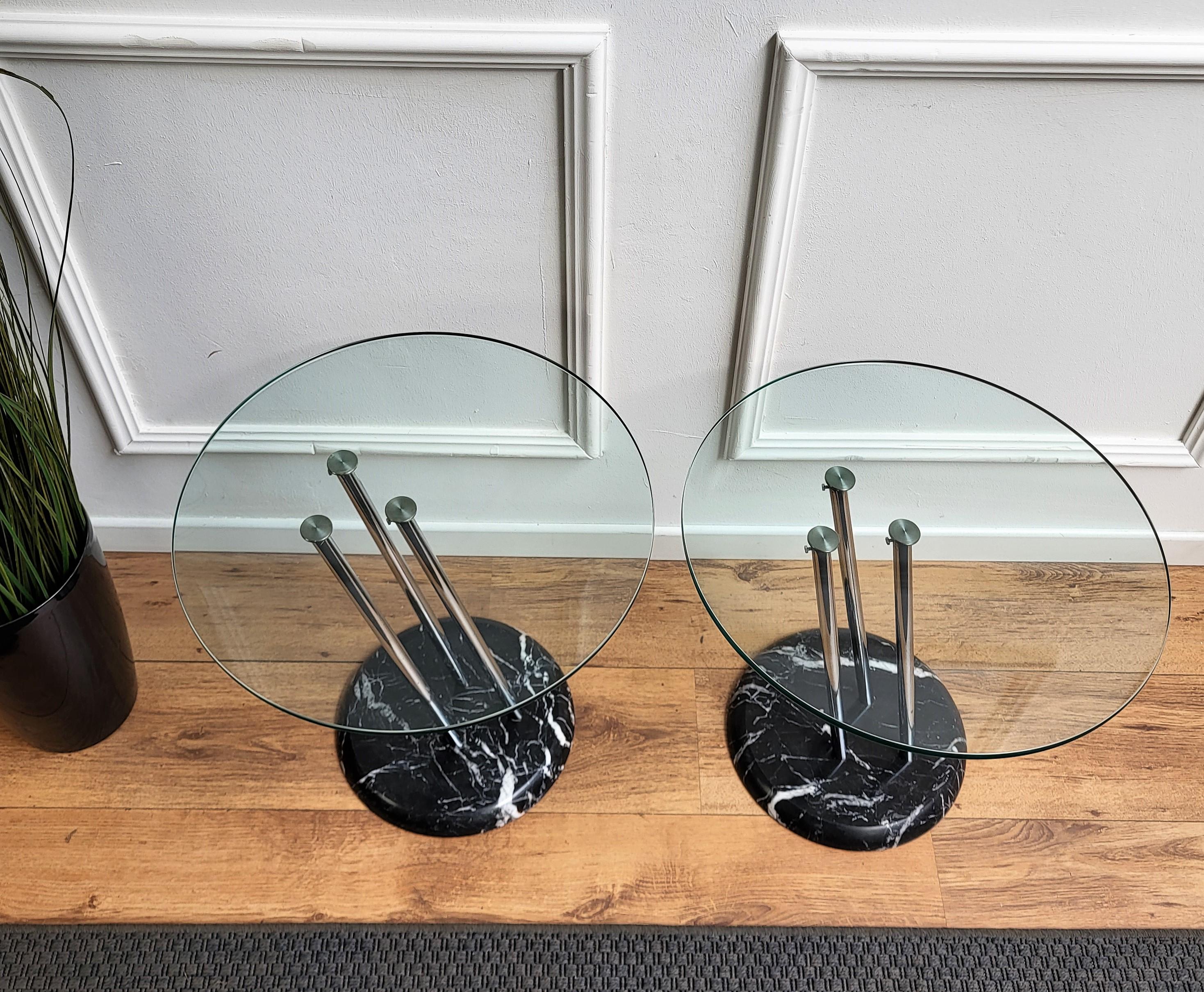 Paire de tables d'appoint ou de tables de nuit italiennes à base en marbre noir et plateau en métal et verre en vente 3