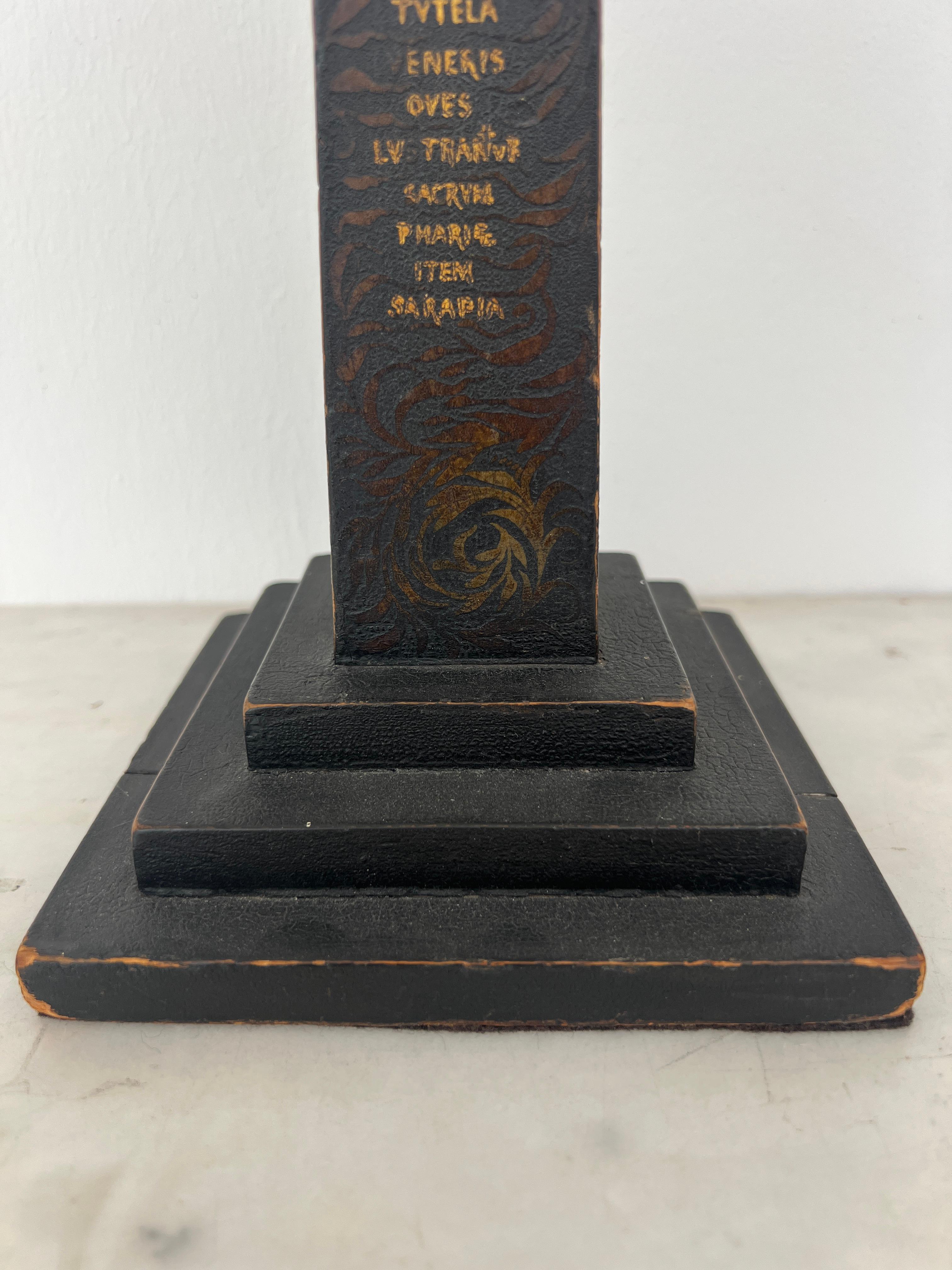 Dies ist ein sehr dekoratives Paar italienischer Obelisken aus dem 19. Jahrhundert, wahrscheinlich ein Souvenir der Grand Tour. Sie sind aus Holz gefertigt, schwarz lackiert und auf einem gestuften Sockel montiert. Drei Seiten jedes Obelisken sind