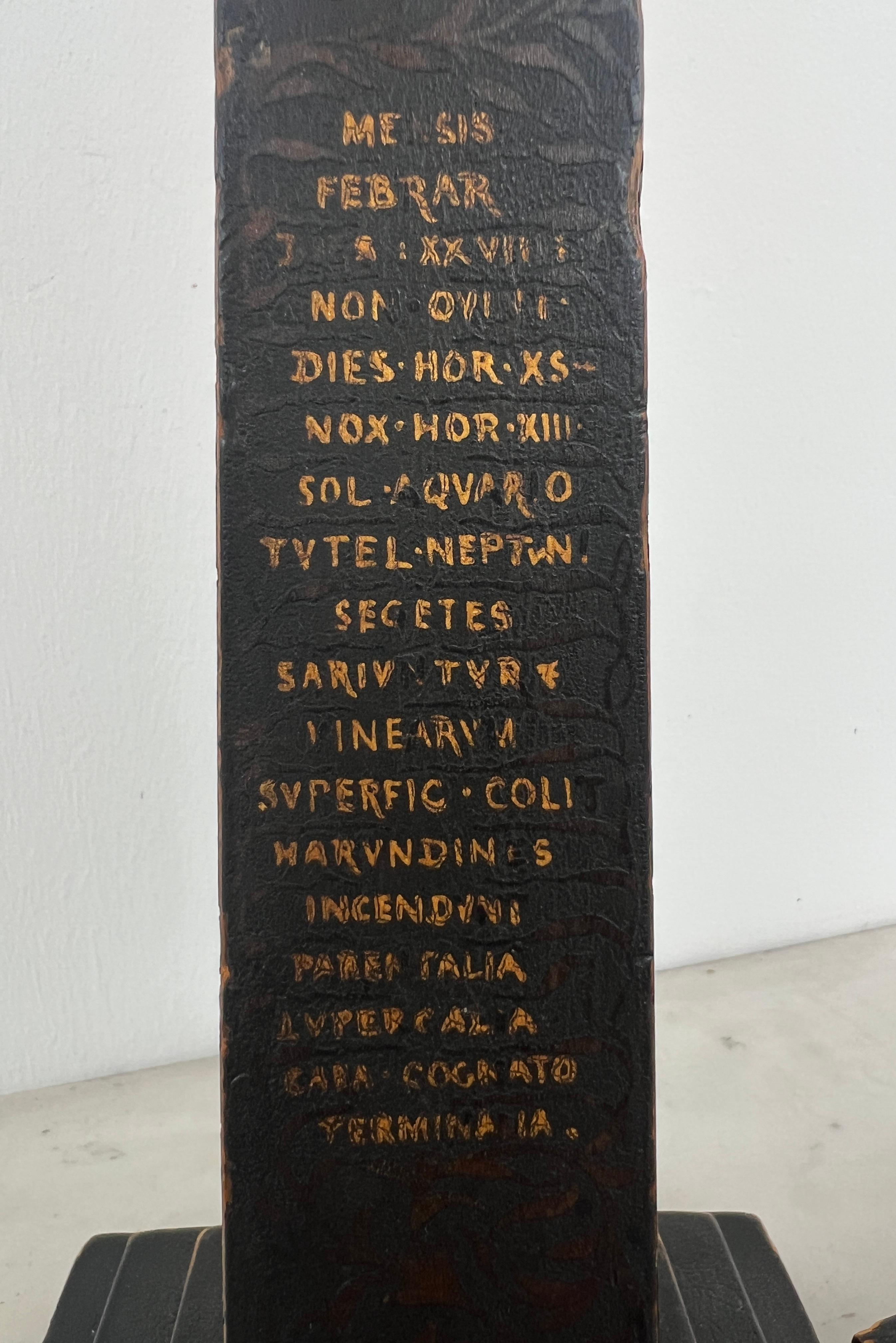 Paar italienische schwarz bemalte Obelisken, neoklassizistisch 19. (Holz) im Angebot