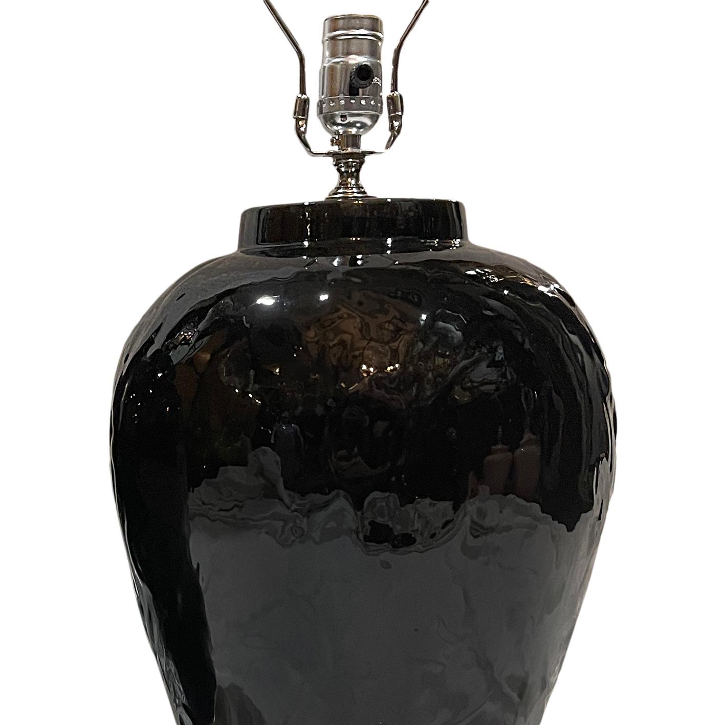 Milieu du XXe siècle Paire de lampes italiennes en porcelaine noire en vente