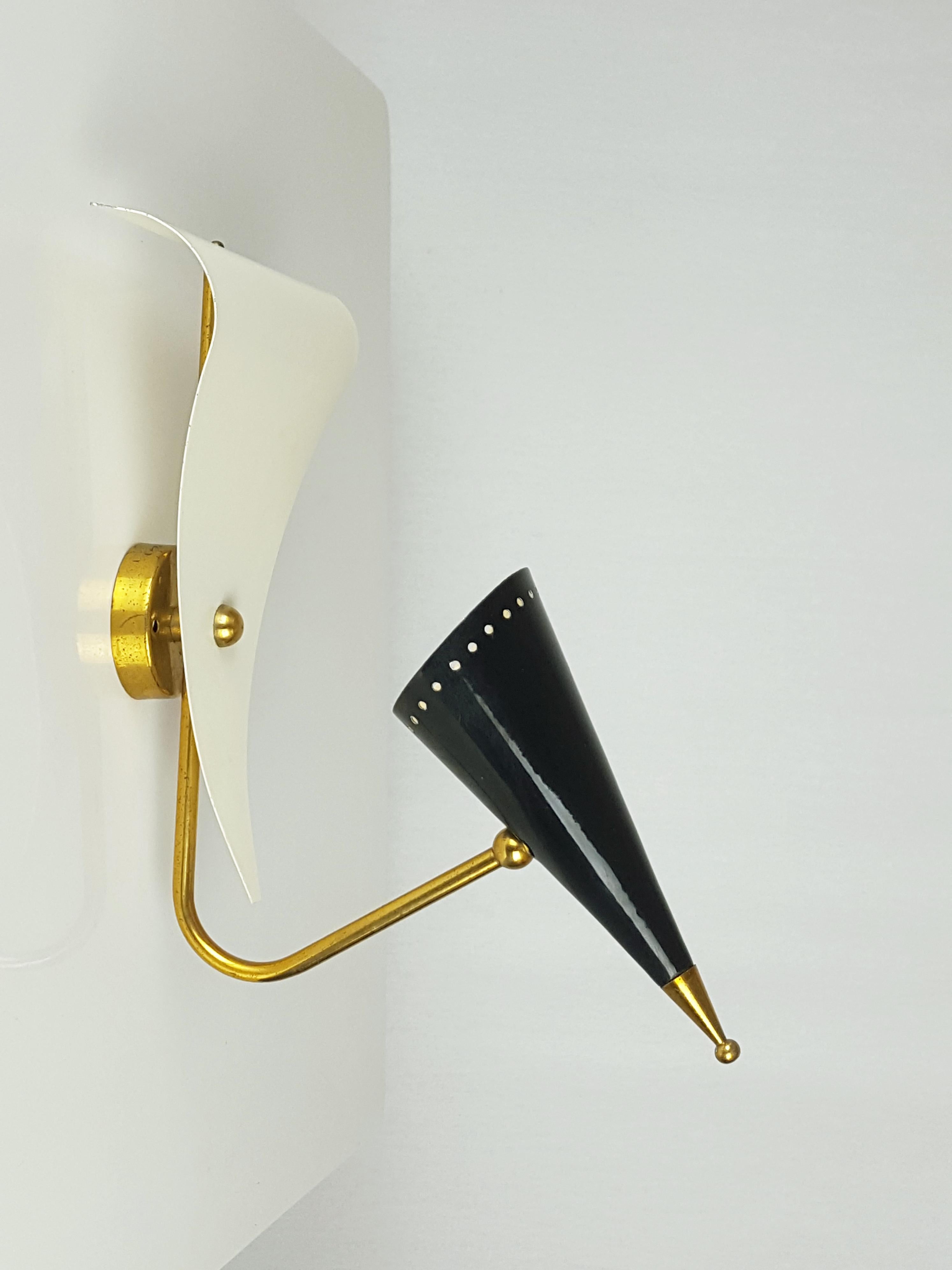 This pair of rare italian sconces was produced in Italy around the 1950s. It is made from laquered aluminum in black & white color, with a brass structure. Good vintage condition: lamps have never been used (they comes from a 1950s lightings store