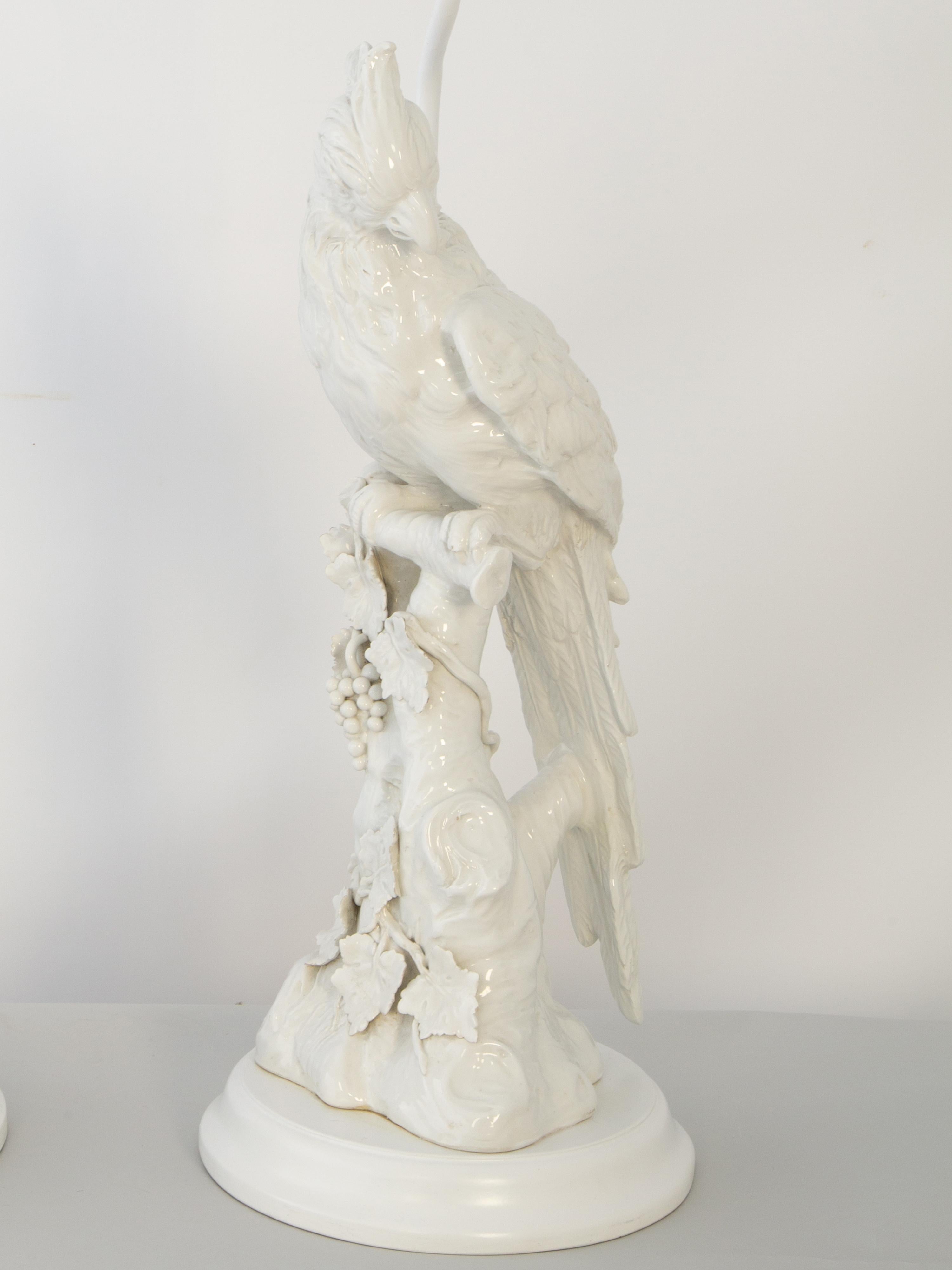 Paar italienische Blanc de Chine-Cockatiel-Lampen aus Blanc de Chine im Angebot 2