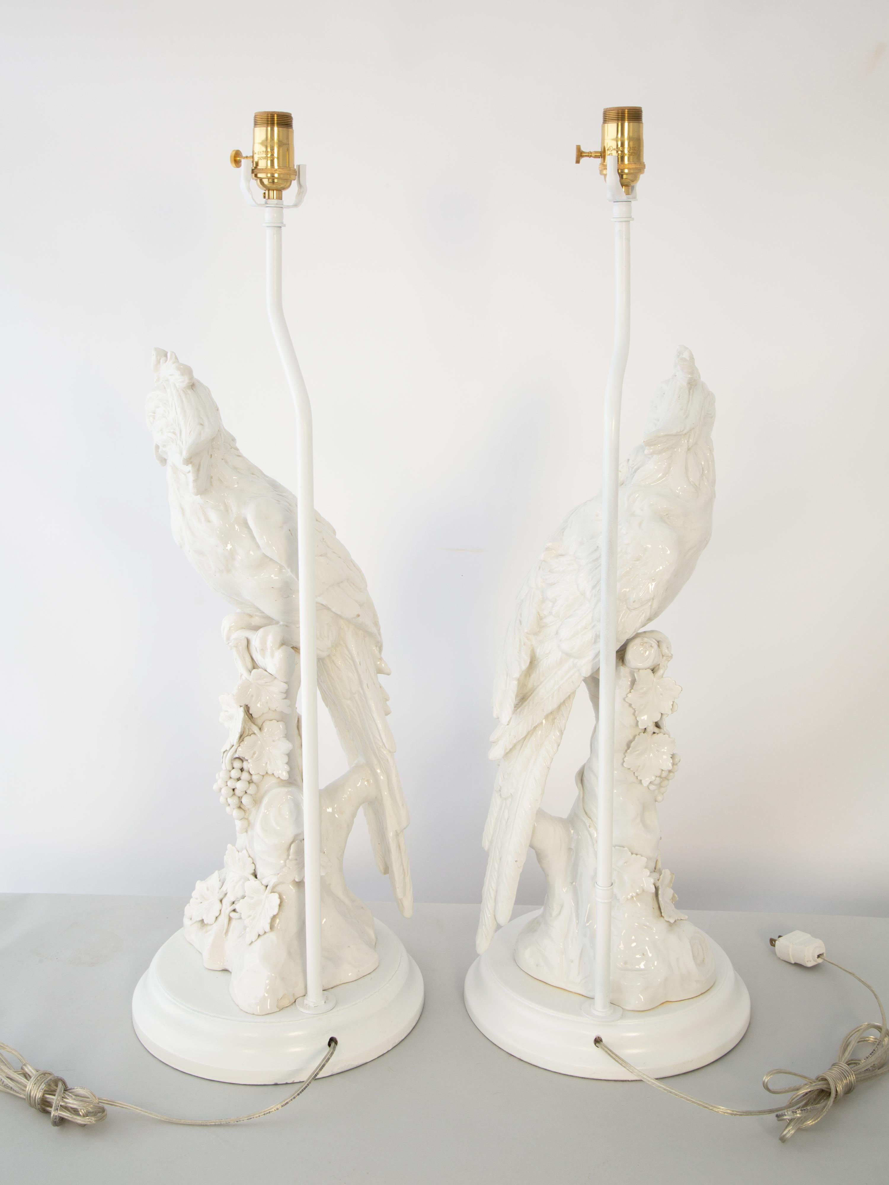 Paar italienische Blanc de Chine-Cockatiel-Lampen aus Blanc de Chine (Hollywood Regency) im Angebot