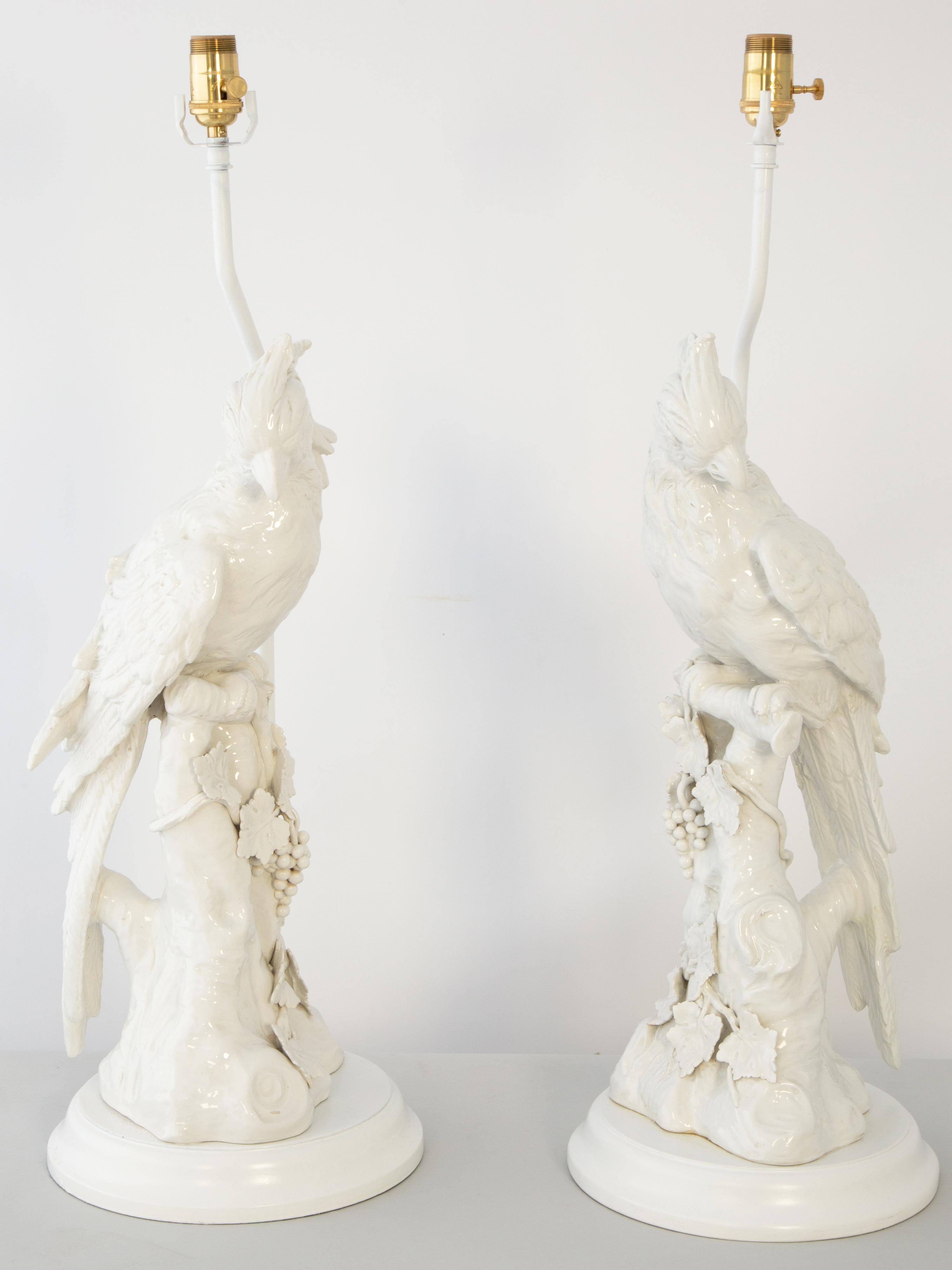 Paar italienische Blanc de Chine-Cockatiel-Lampen aus Blanc de Chine (Italienisch) im Angebot