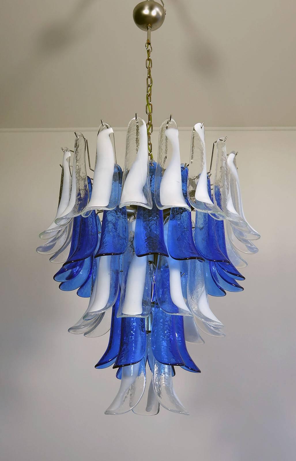 Paire de lustres italiens en verre de Murano bleu et blanc, années 1980 en vente 4
