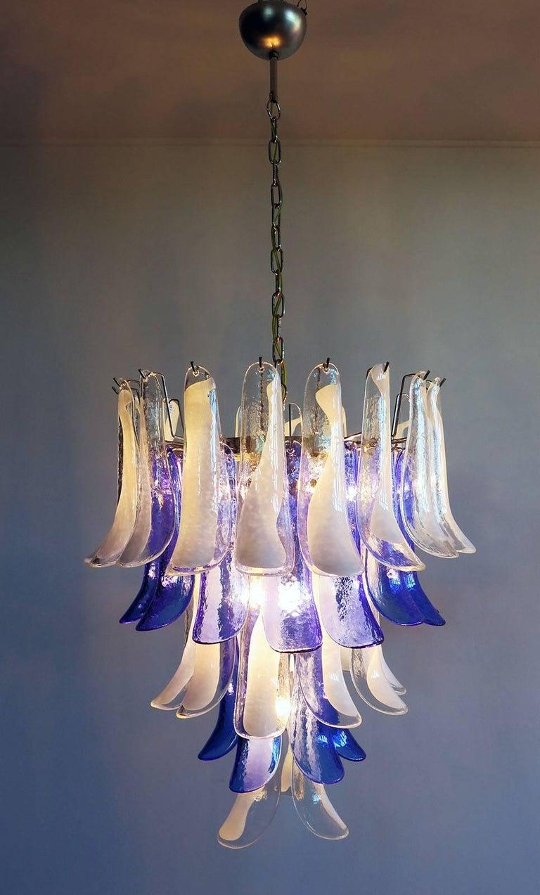 Paar italienische Kronleuchter aus blauem und weißem Muranoglas, 1980er Jahre (Metall) im Angebot