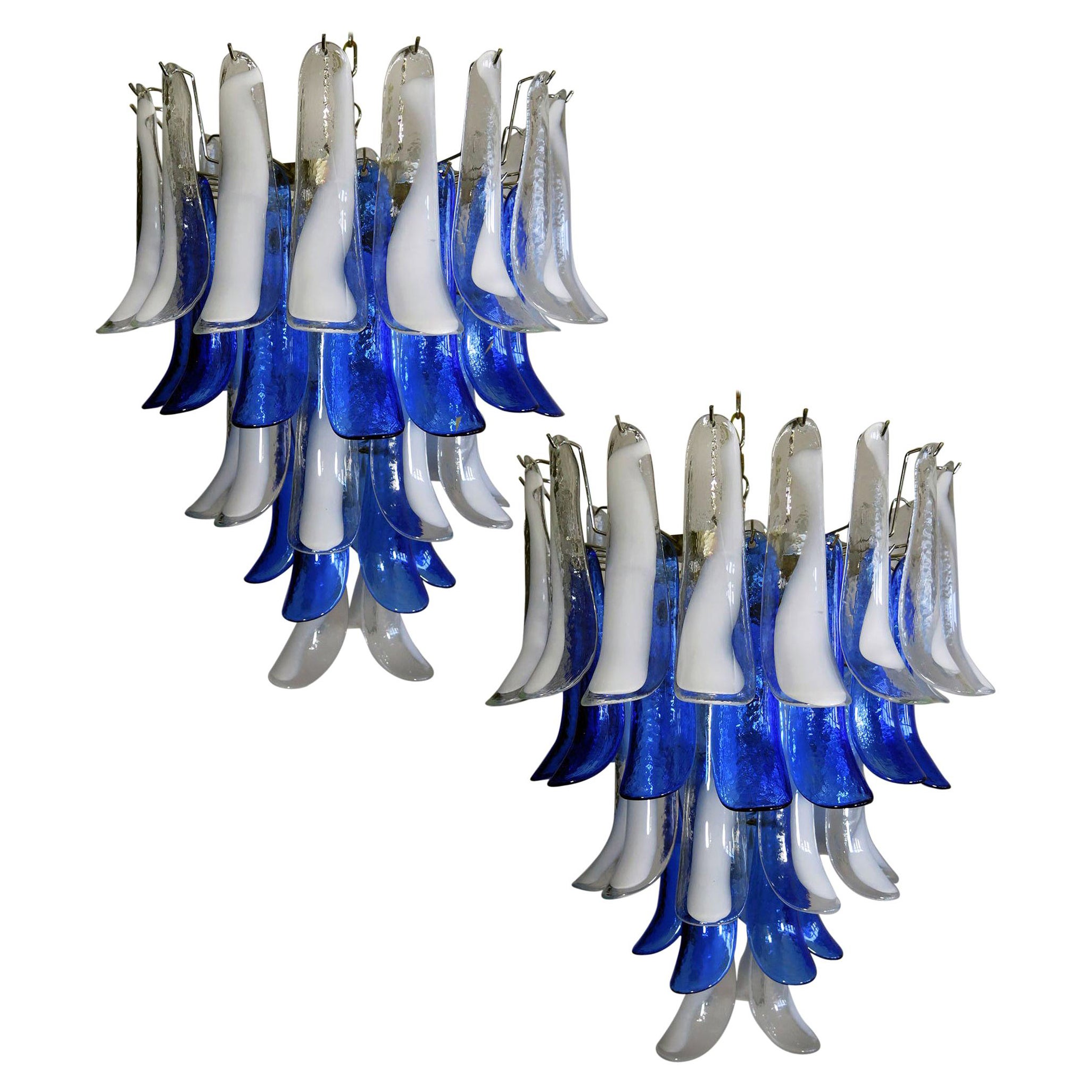 Coppia di lampadari italiani in vetro di Murano bianco e blu, anni '80
