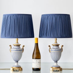 Paire de lampes de table en porcelaine bleue et blanche avec abat-jour en soie neuve