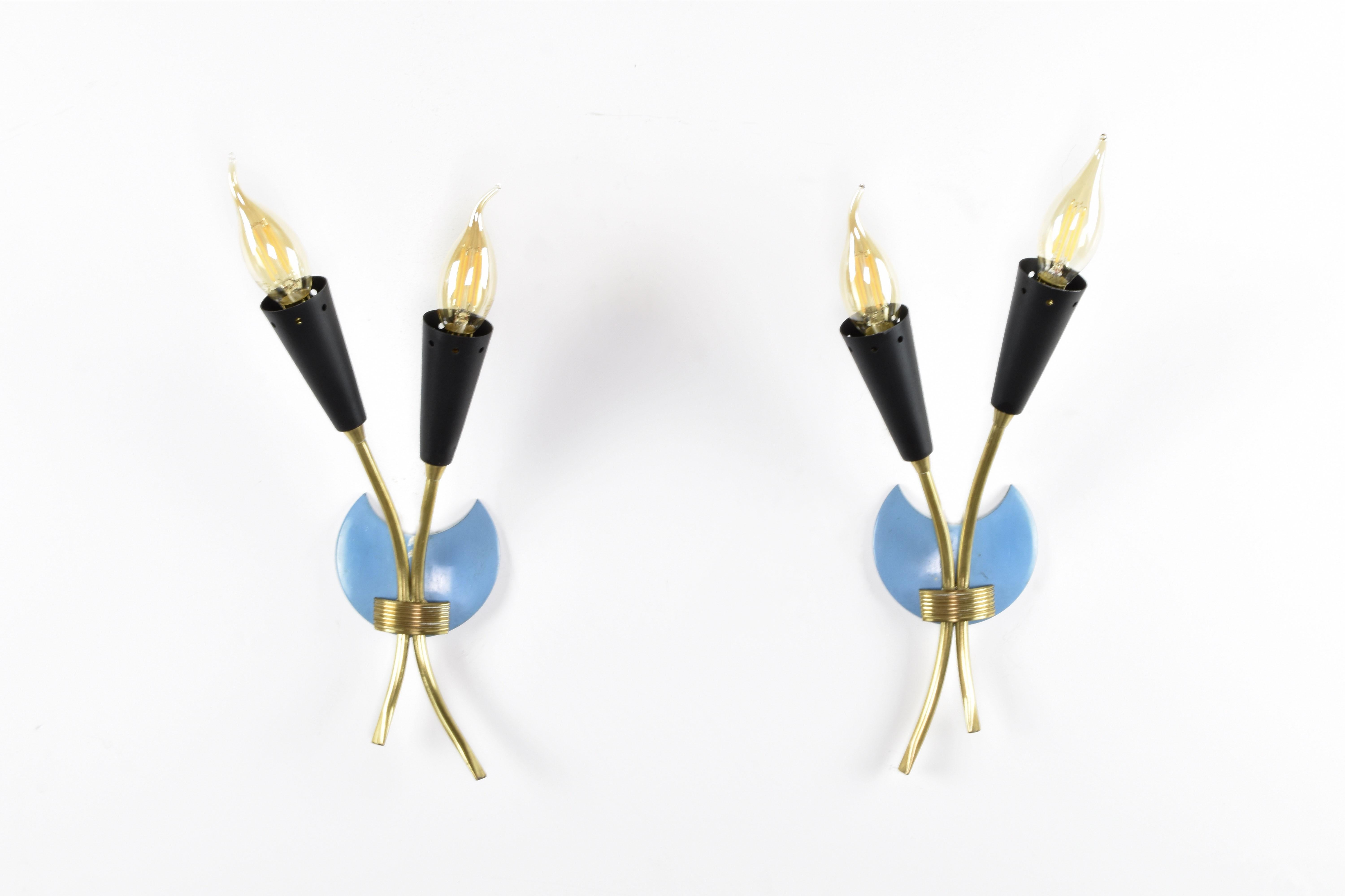 A super funky pair of 1950s vintage Italian wall lights or sconces in their original lacquer blue backplates with beautiful brass stems. These are sold without any shades.
 